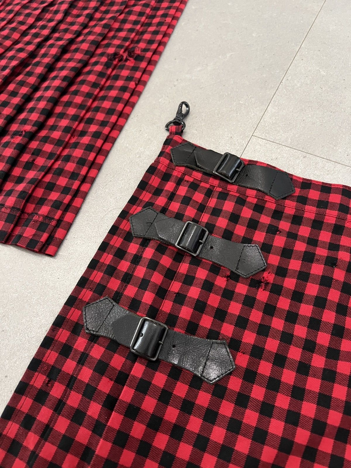Number (N)ine SET OF 2! SS05 Number Nine “Nightcrawler” Kilt Belted Clips Size ONE SIZE - 7 Thumbnail