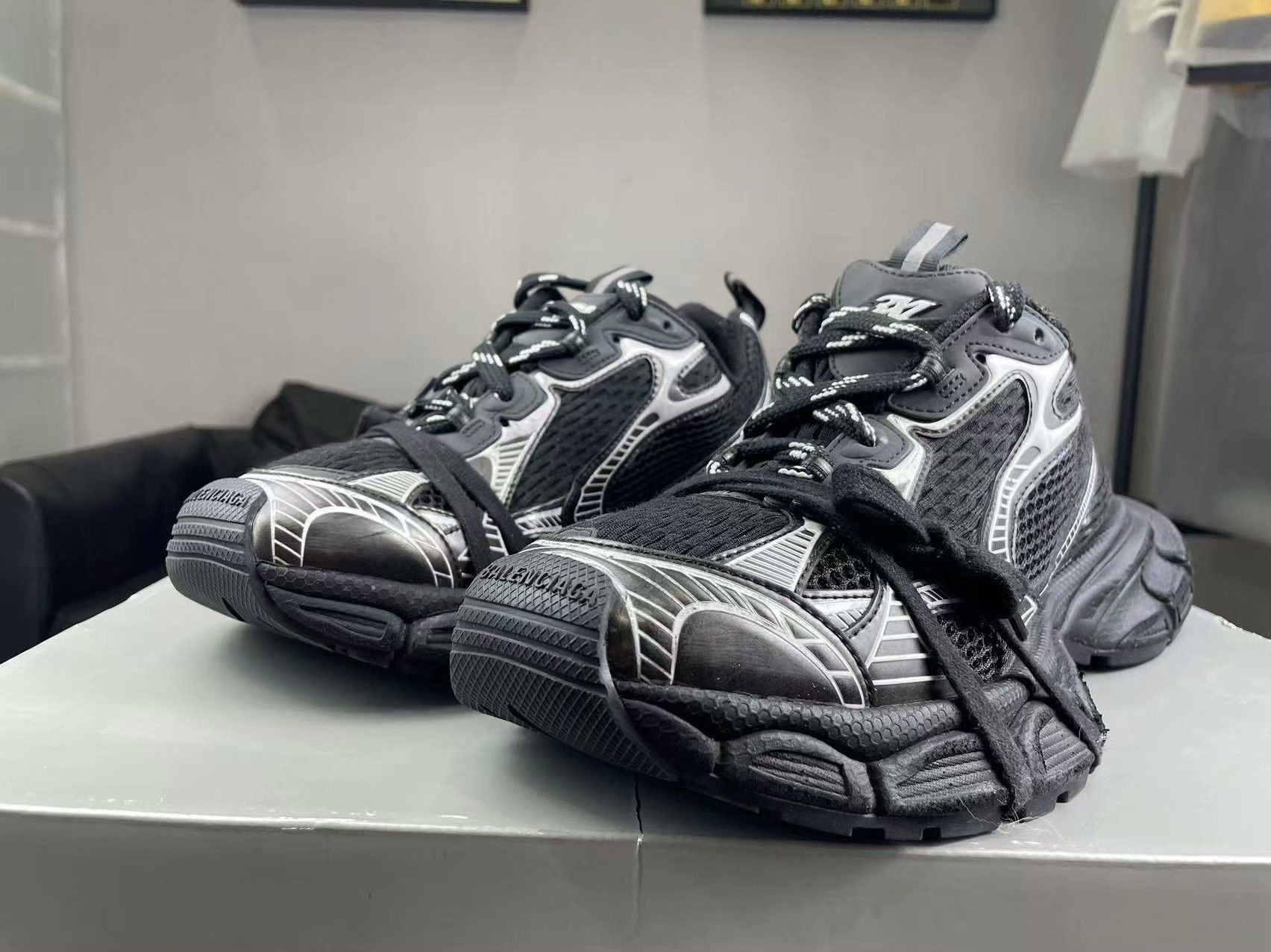 Balenciaga Balenciaga Silver Lowtop Sneakers 8.5 Men Size US 8.5 / EU 41-42 - 1 Thumbnail