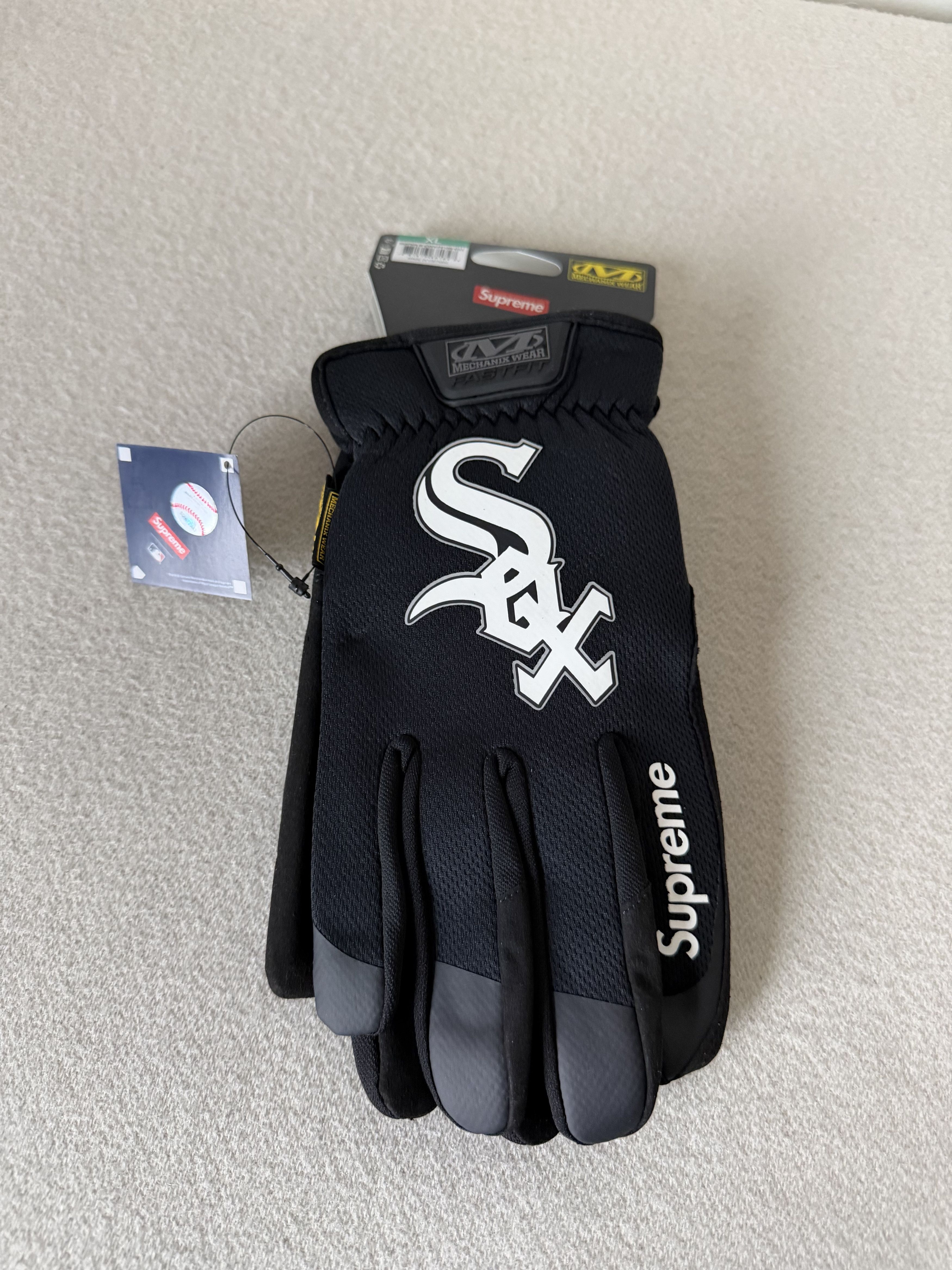 Supreme Supreme Mechanix FastFit MLB Team Gloves Black White Sox