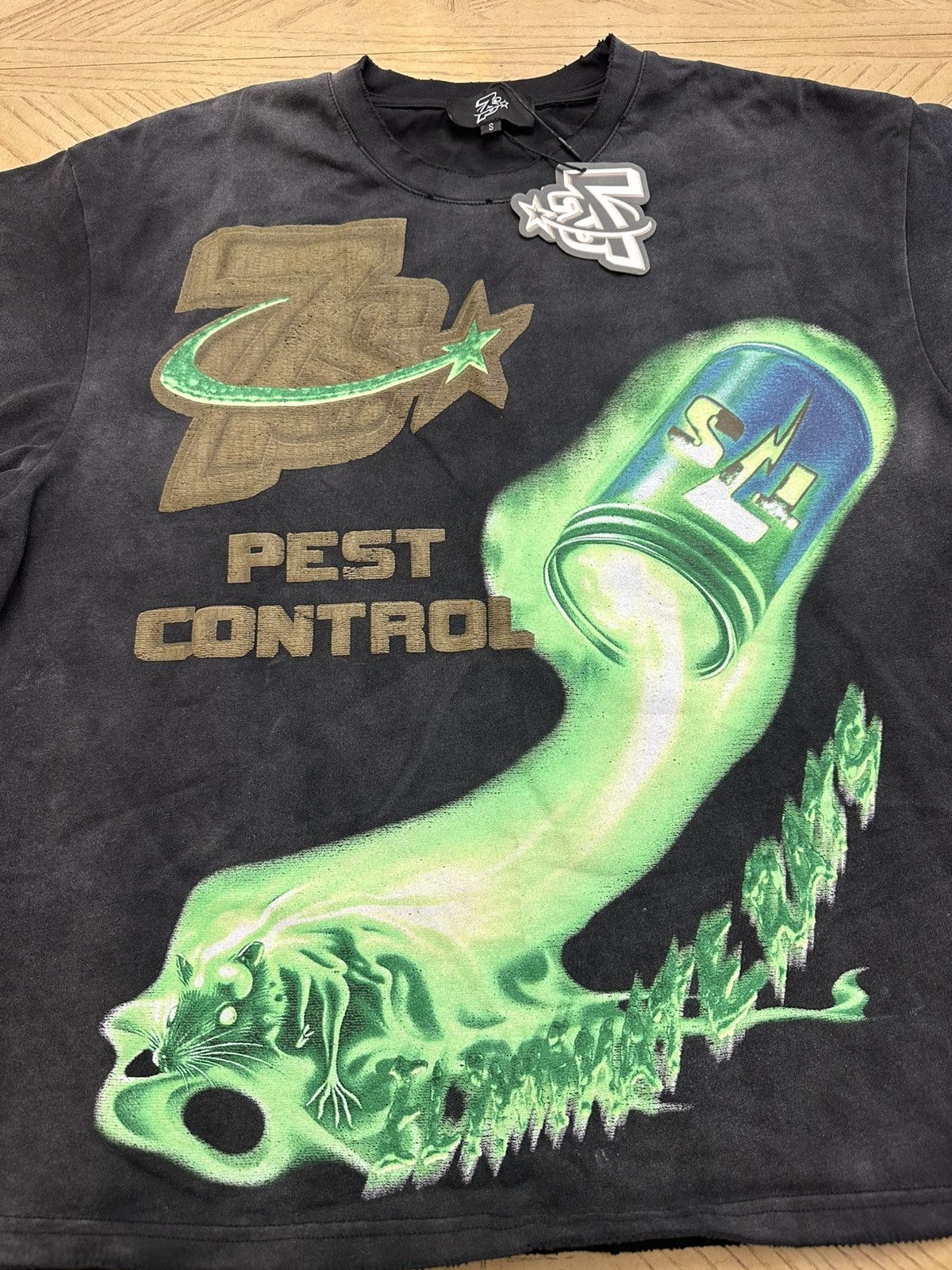 Other Triple Sevens "Pest Control" Tee in Black. Size US S / EU 44-46 / 1 - 3 Thumbnail
