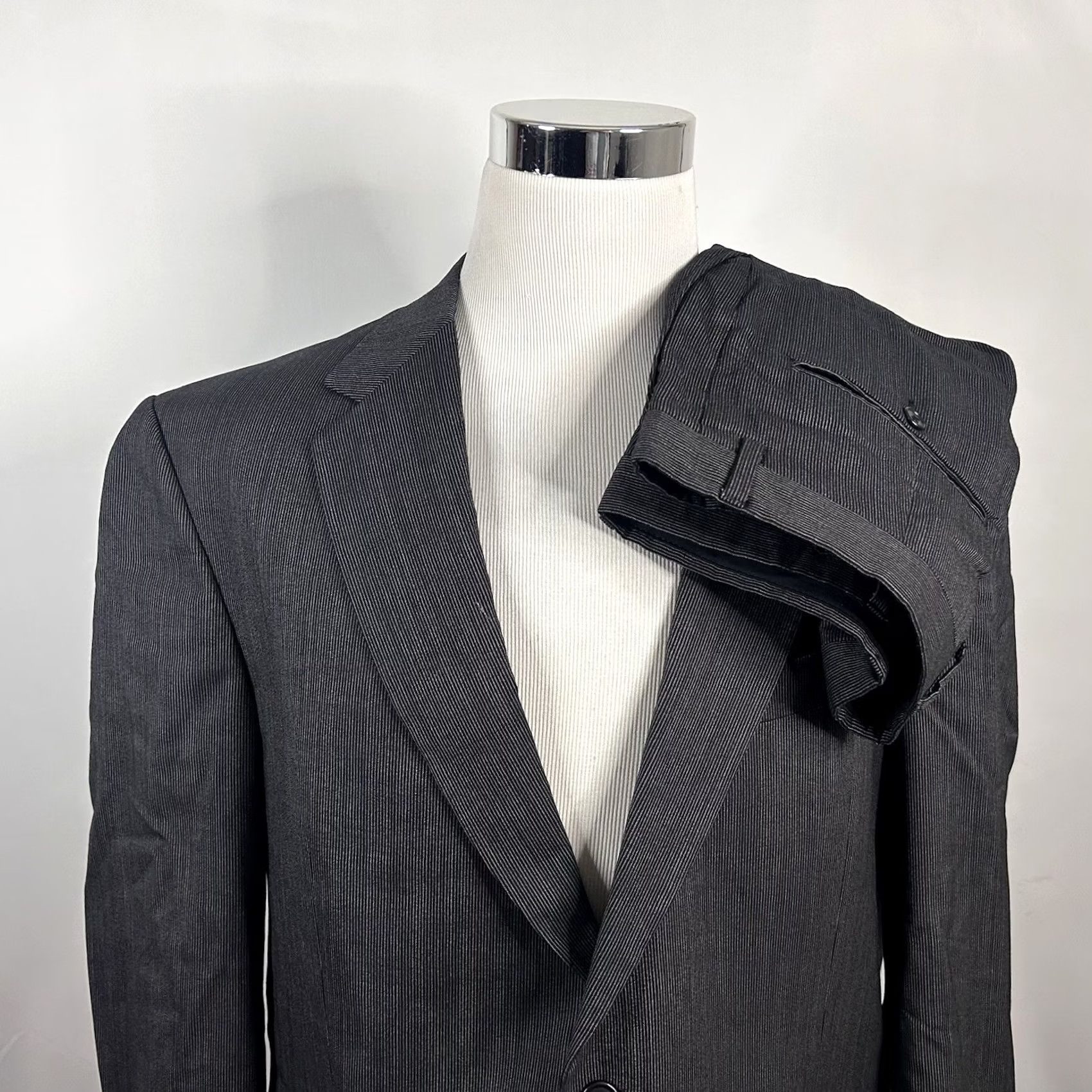 Hart Schaffner Marx Hart Schaffner Marx 46L Travelor Suit 2 Piece Black Striped Pleated Two Button Wool Wool Jacket Pants Men Regular Formal Business Wedding 46 Mens Size 38R - 2 Thumbnail