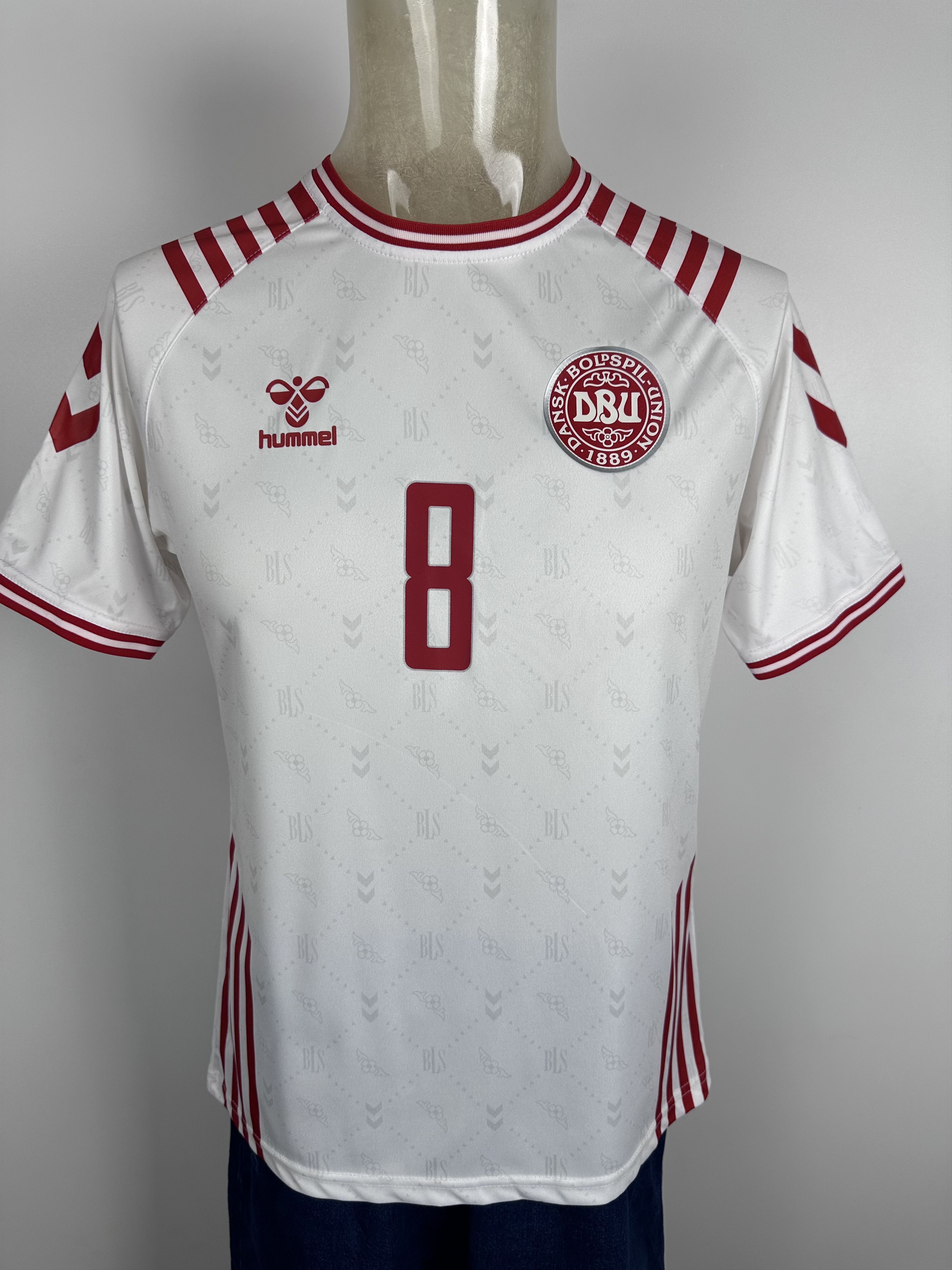 Hummel DENMARK 2022 SHIRT FOOTBALL SOCCER JERSEY HUMMEL #8 Delaney Size US S / EU 44-46 / 1 - 4 Thumbnail