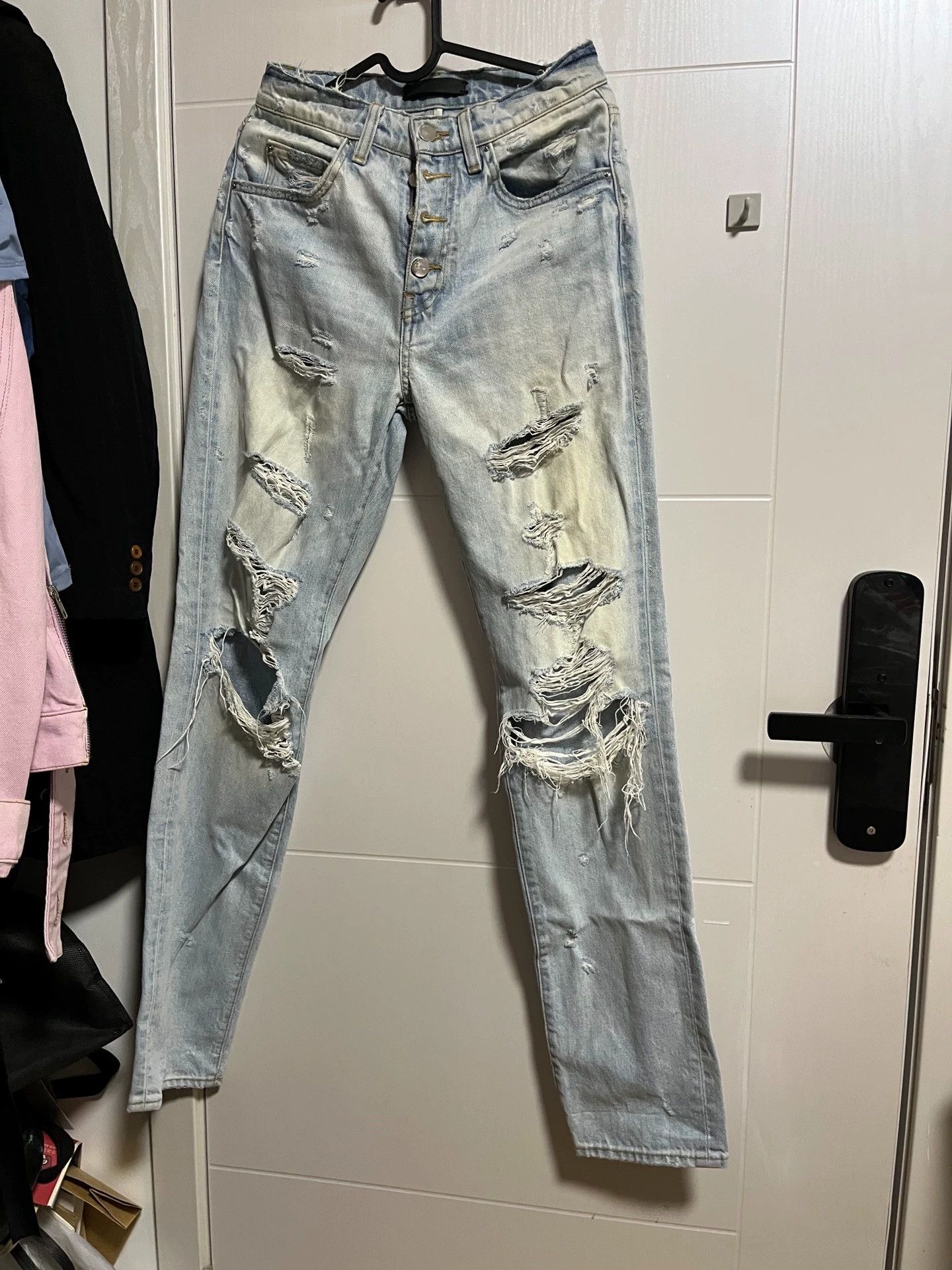 Amiri AMIRI Washed Distressed Jeans US 25 / IT 38 Size 25" / US 0 / IT 36 - 1 Thumbnail