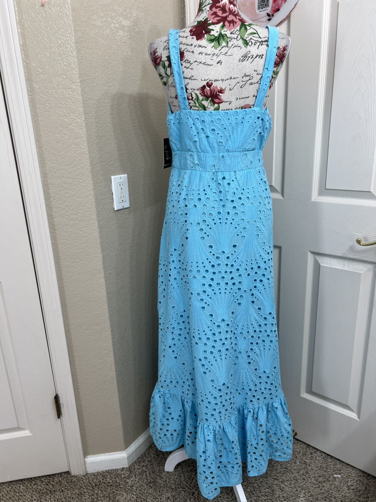 Boston Proper Boston Proper Eyelet Surplice Ankle Length Dress size 8 Size M / US 6-8 / IT 42-44 - 4 Thumbnail