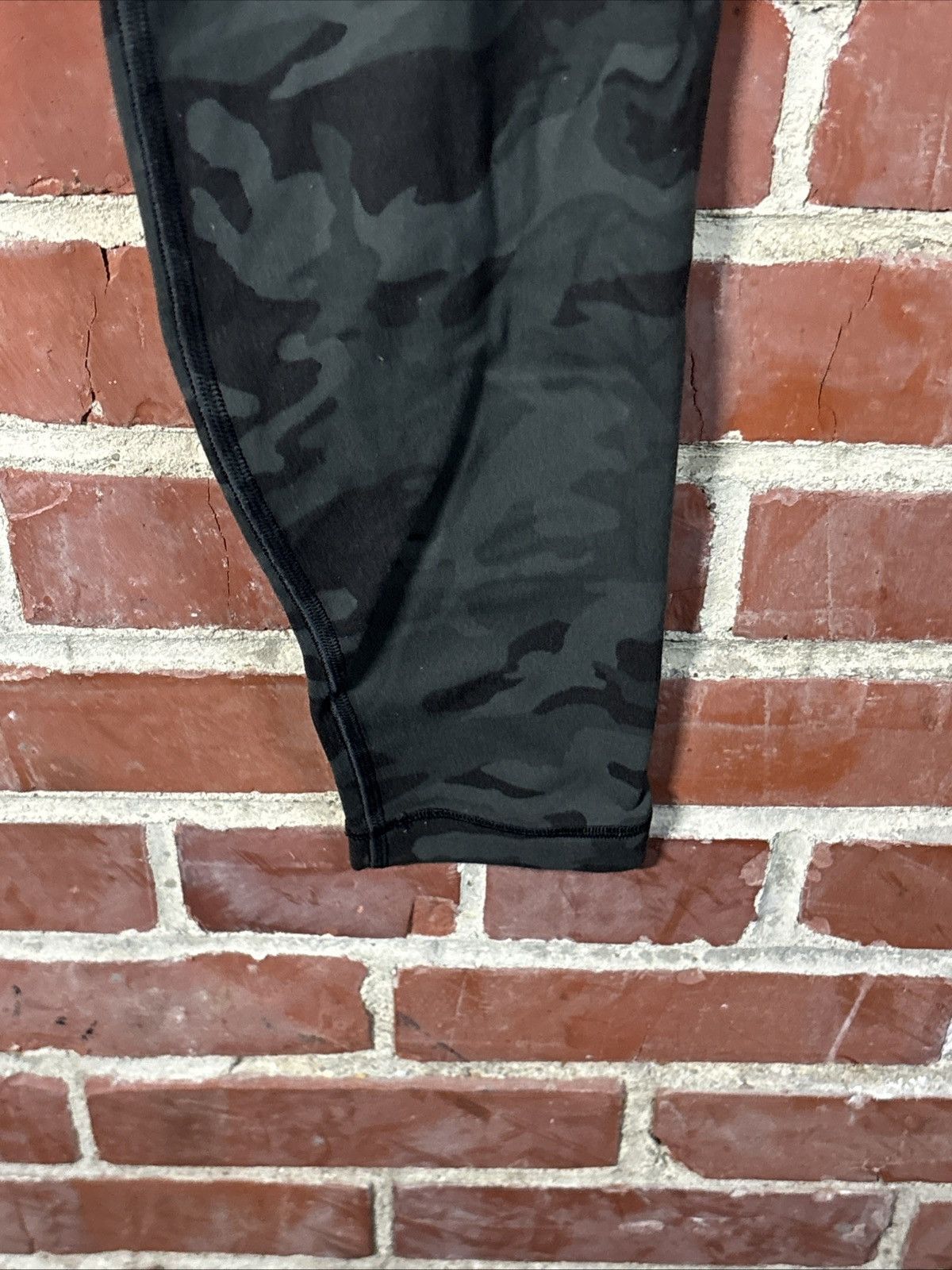 Lululemon Lululemon Align High Rise Leggings Size 8 Camo 30” Inseam Size 30" / US 8 / IT 44 - 2 Thumbnail