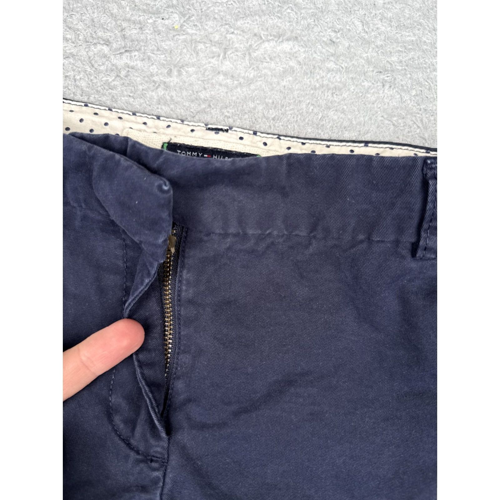 Tommy Hilfiger Tommy Hilfiger Shorts Womens 10 Blue Chino Twill Flat Front Casual Summer 32x8 Hem 8 in Pockets Logo Slim Classic Rise Mid-Blue Damen Women 10 Size 32" / US 10 / IT 46 - 6 Thumbnail
