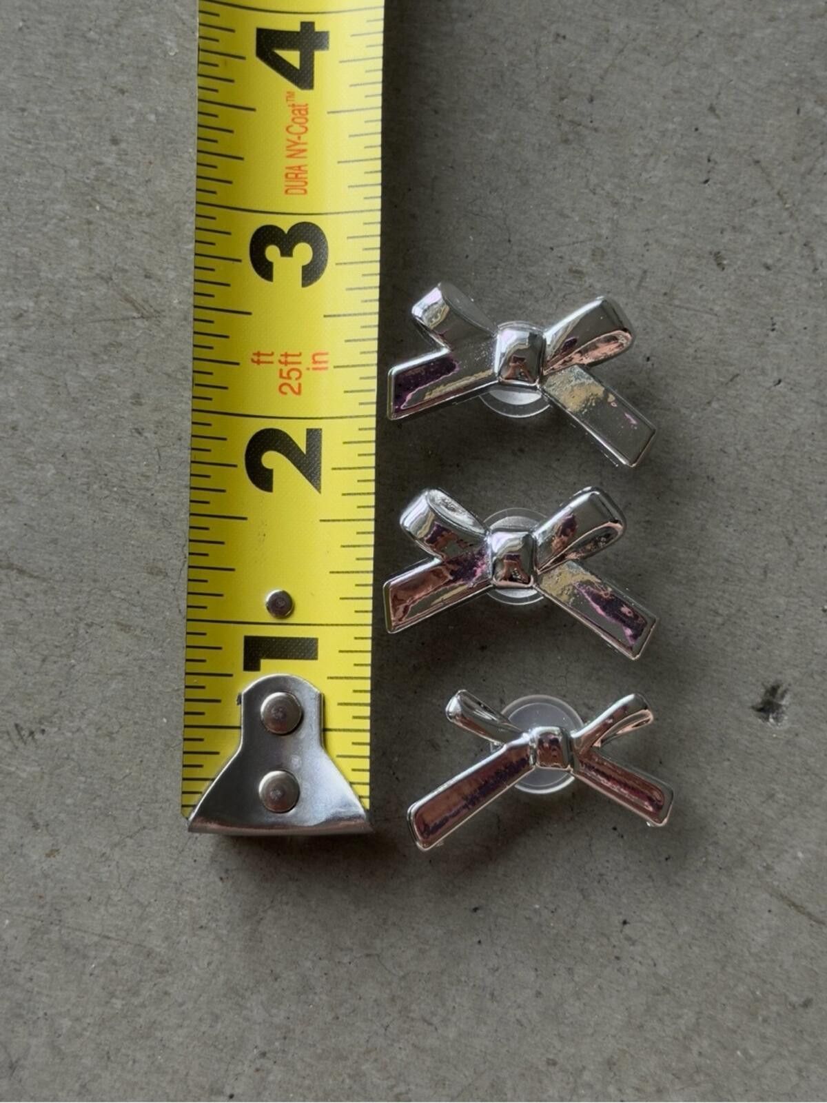 Crocs Silver Bow Croc Charms / Jibbitz Set / Pack of 3 Size ONE SIZE - 5 Thumbnail