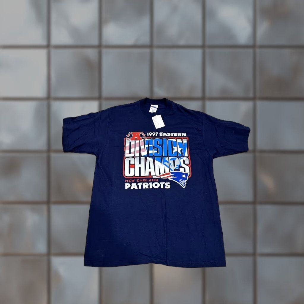 Pro Player VINTAGE 1997 Eastern Division Champions New England Patriots Graphic Shirt NWT XL Men's Blue Patriotic T-Shirt Pro Player Shirt Size US XL / EU 56 / 4 - 1 Thumbnail