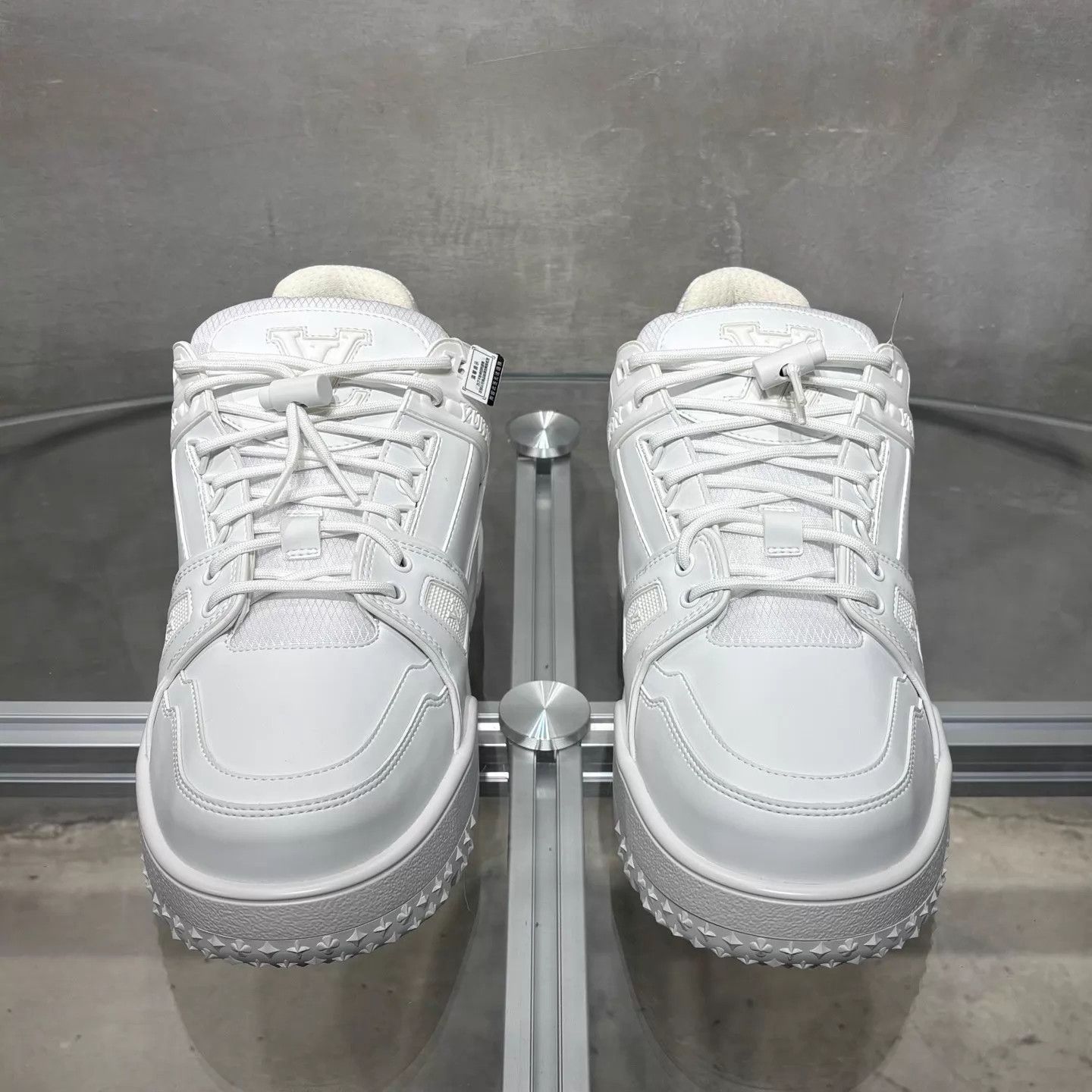 Louis Vuitton Louis Vuitton Trainer SKI White UK9.5/43.5 Size US 10.5 / EU 43-44 - 1 Thumbnail