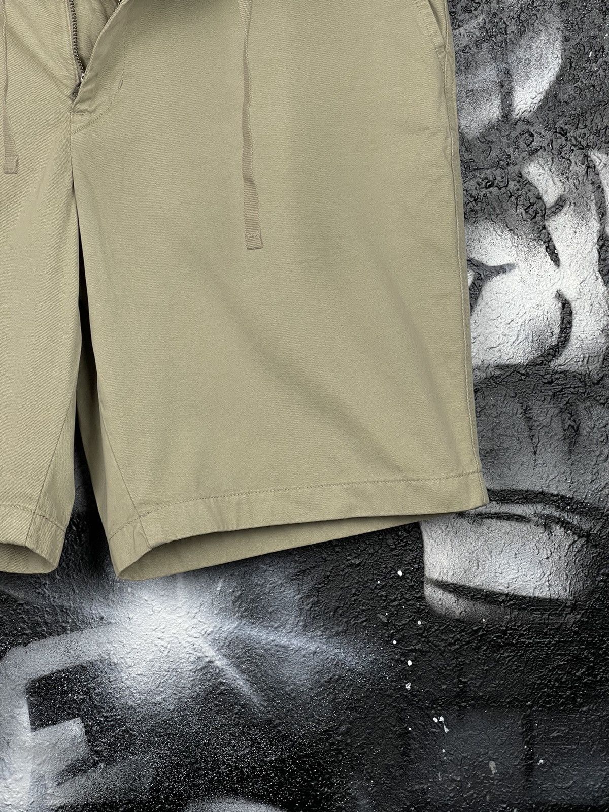 Uniqlo Uniqlo Beige Cotton Chino Shorts Men’s Size Large Size US 34 / EU 50 - 7 Thumbnail