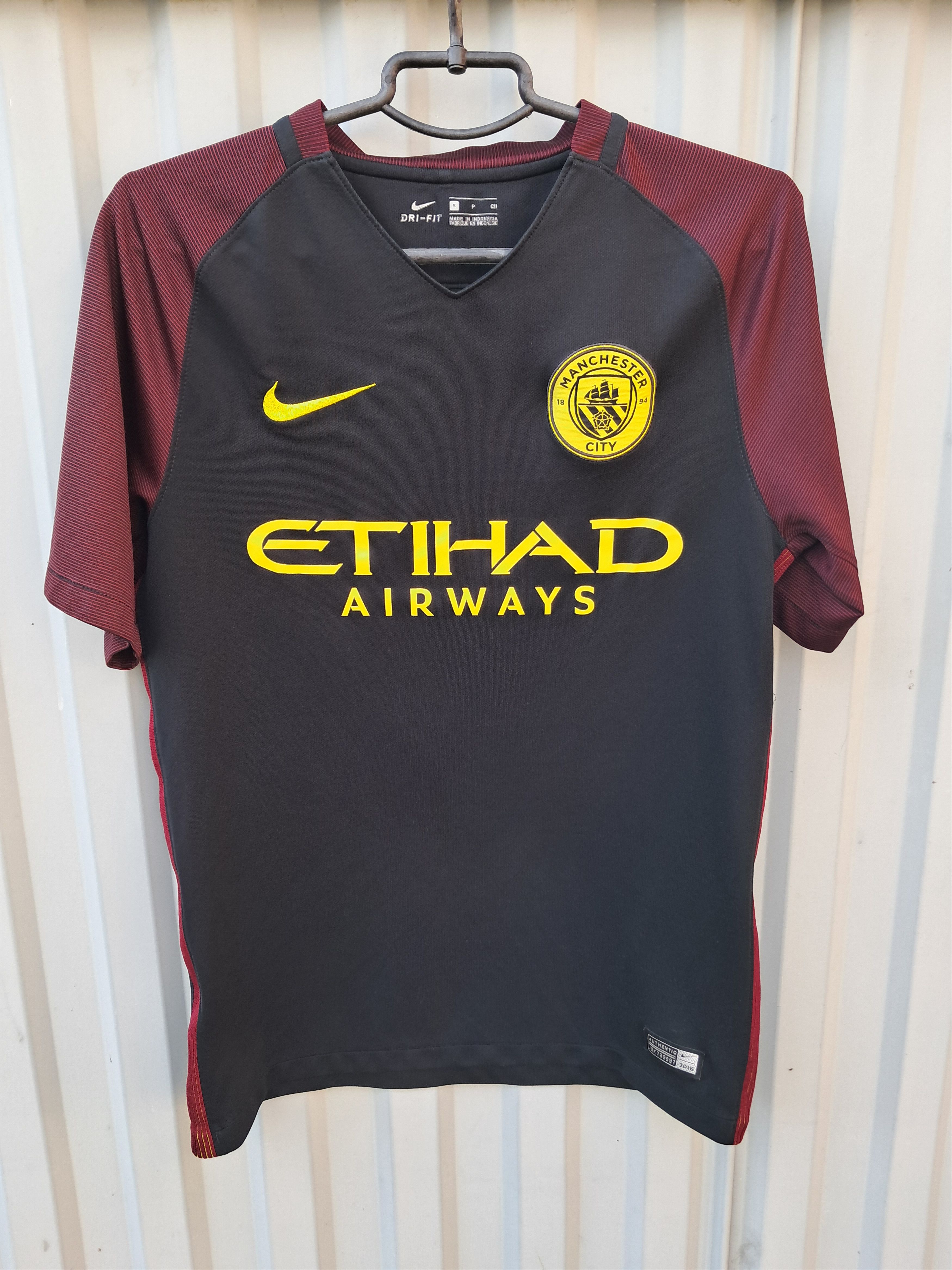 Nike Manchester City Jersey Away football shirt Nike 2016 - 17 Size US S / EU 44-46 / 1 - 1 Preview