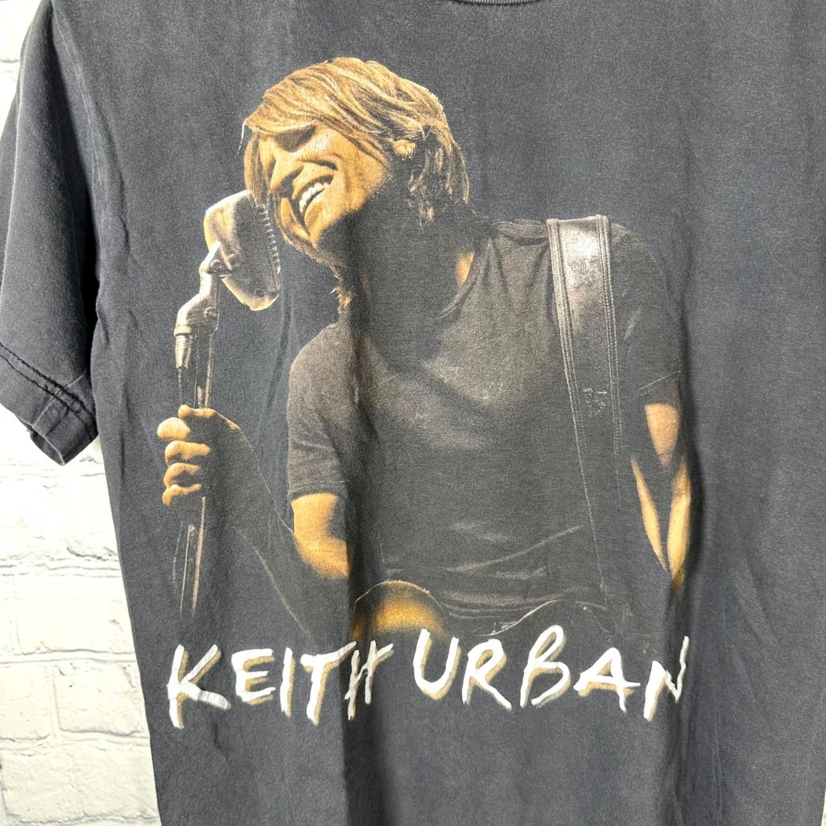 Vintage VINTAGE Keith Urban 2009 World Tour Graphic T-Shirt Faded Black Small Shirt Womens Short Sleeve Crew Neck Concert Merch 2000s Music Size S / US 4 / IT 40 - 2 Thumbnail