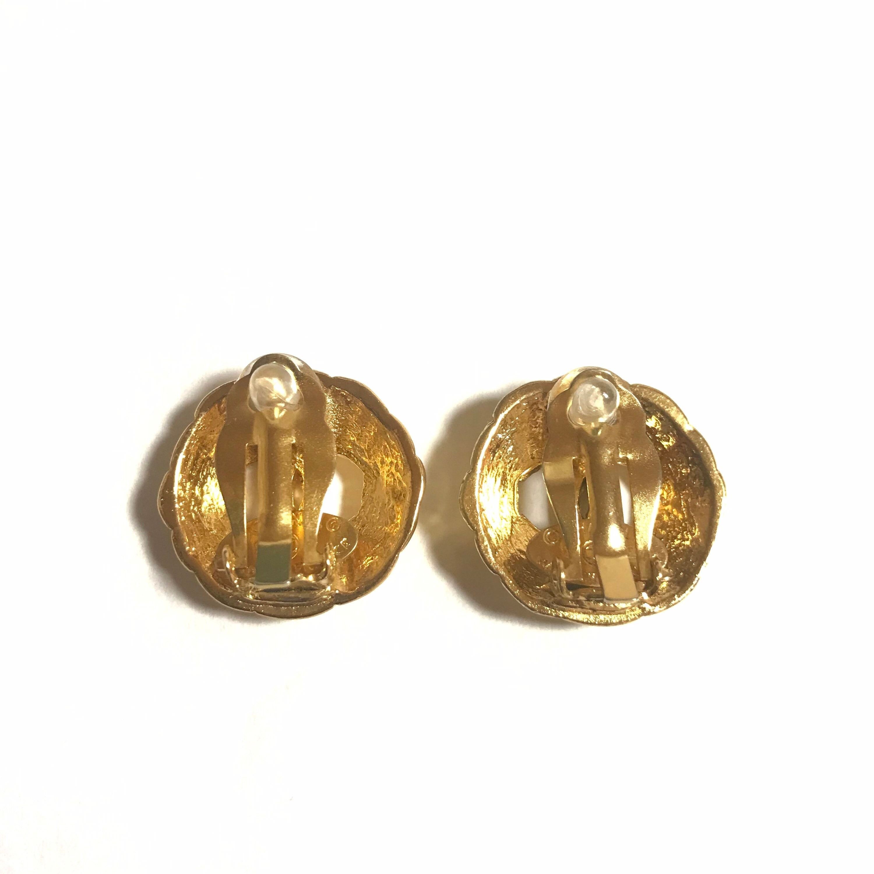 Chanel Vintage CHANEL gold tone round earrings with CC mark. Classi Size ONE SIZE - 9 Thumbnail
