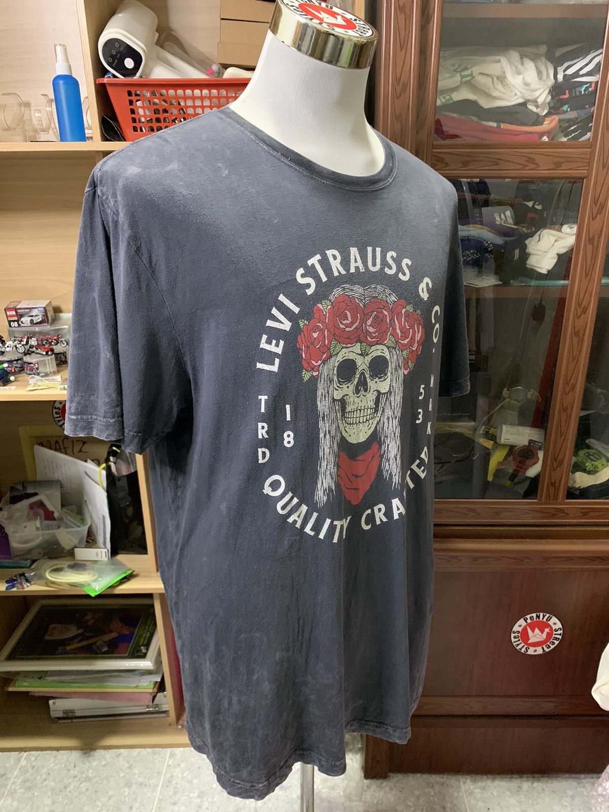 If Six Was Nine Vintage Inspired Black Tie Dye Levi's Skull Rose Tshirt Size US XL / EU 56 / 4 - 4 Thumbnail