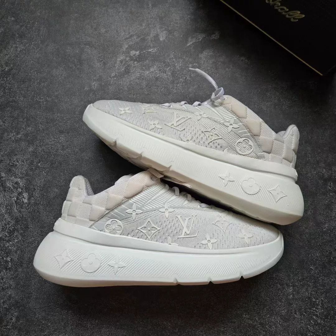 Louis Vuitton Louis Vuitton White Lowtop Sneakers 39 Men Size US 6.5 / EU 39-40 - 1 Thumbnail