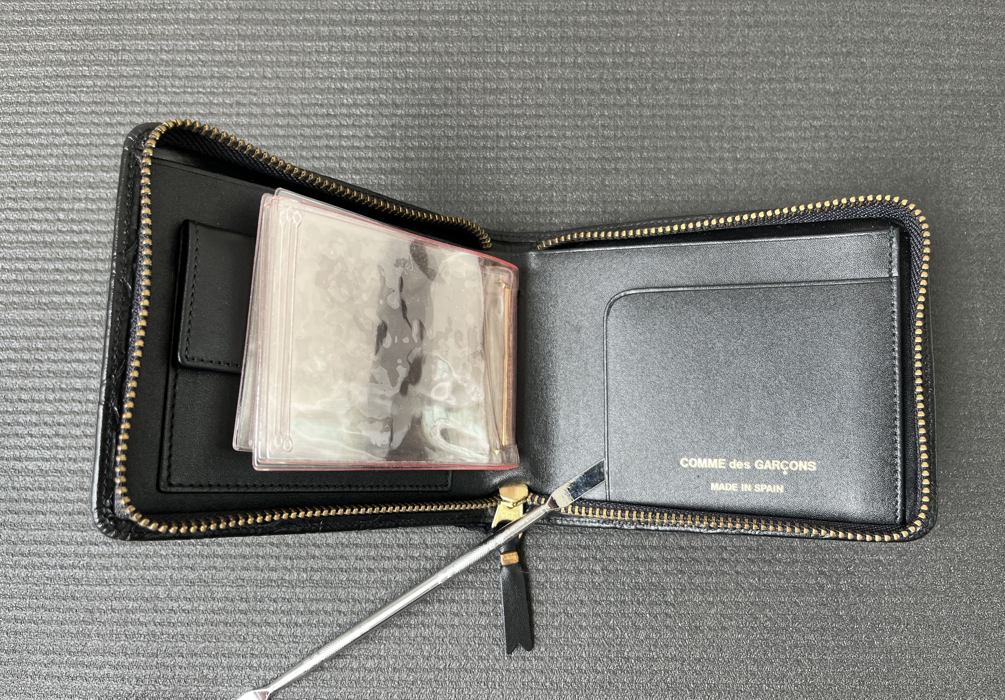 Comme des Garcons Comme des Garcons Classic Embossed B Full Zip Around Wallet Size ONE SIZE - 5 Thumbnail