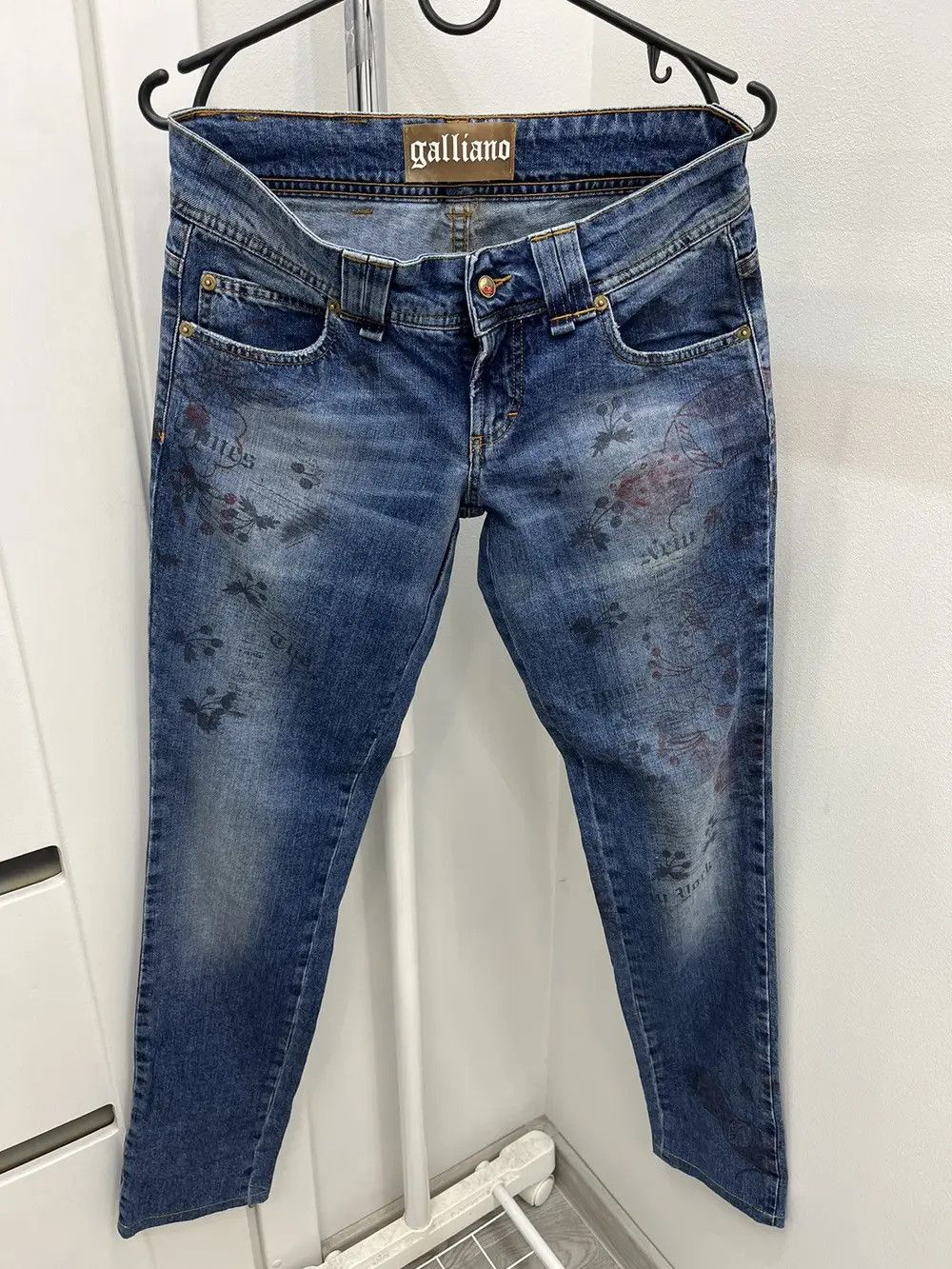 John Galliano Archive John Galliano Newspaper Cherry Embroidered Y2K Jeans Size 27" / US 4 / IT 40 - 2 Thumbnail