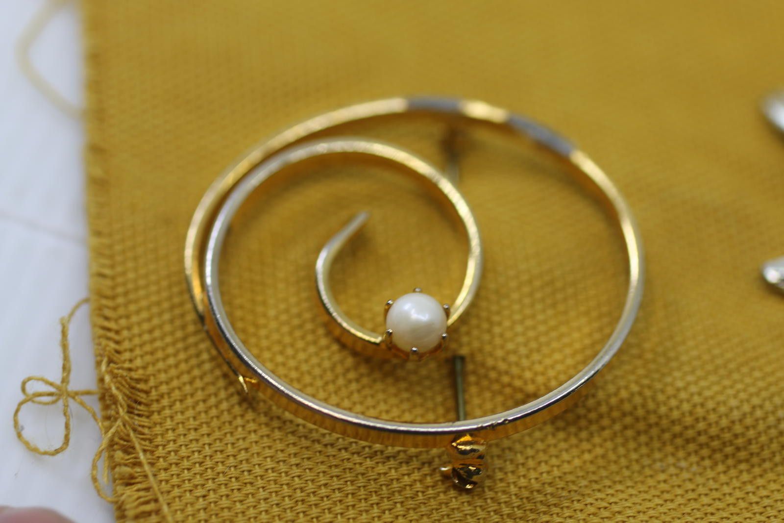 Unknown London Vintage Gold Tone Spiral Brooch Faux Pearl Minimalist Design Size ONE SIZE - 1 Thumbnail