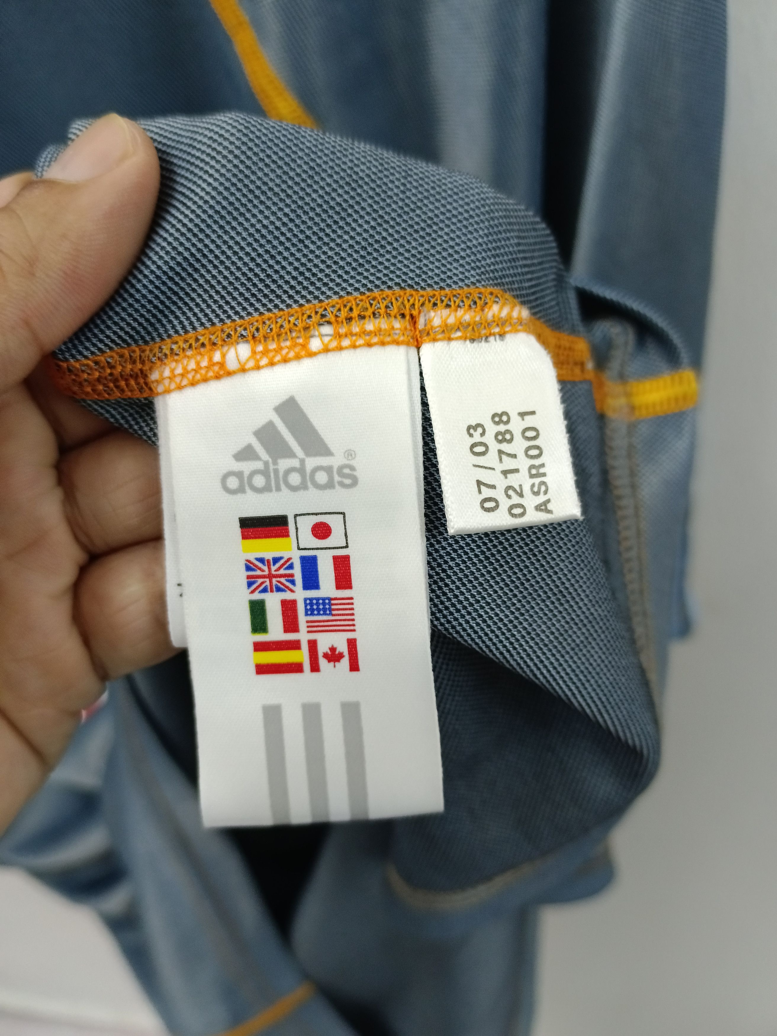 Vintage Vintage 2003-04 Real Madrid Adidas Siemens Mobile Size US L / EU 52-54 / 3 - 7 Thumbnail