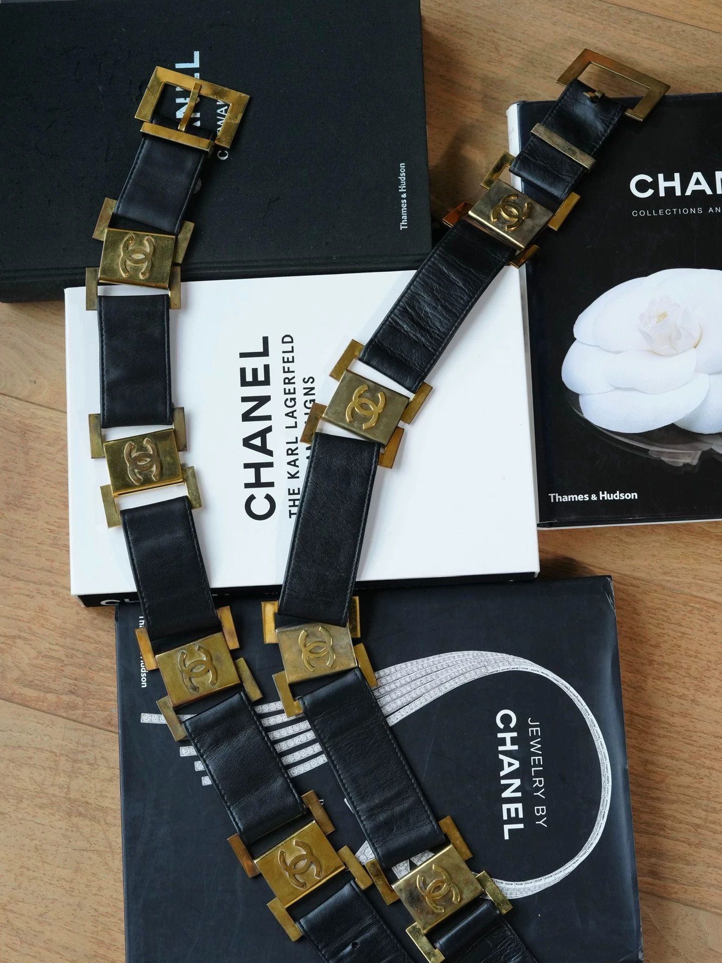 Chanel Chanel 1990s Vintage Black & Gold Belt Size ONE SIZE - 1 Thumbnail