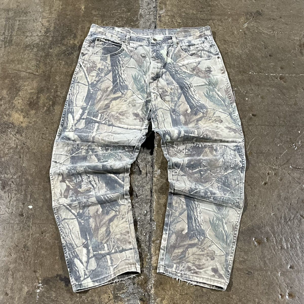 Image of Crazy Y2K Realtree Wrangler Carhartt Style Camo Jeans Skater, Men's (Size 38)