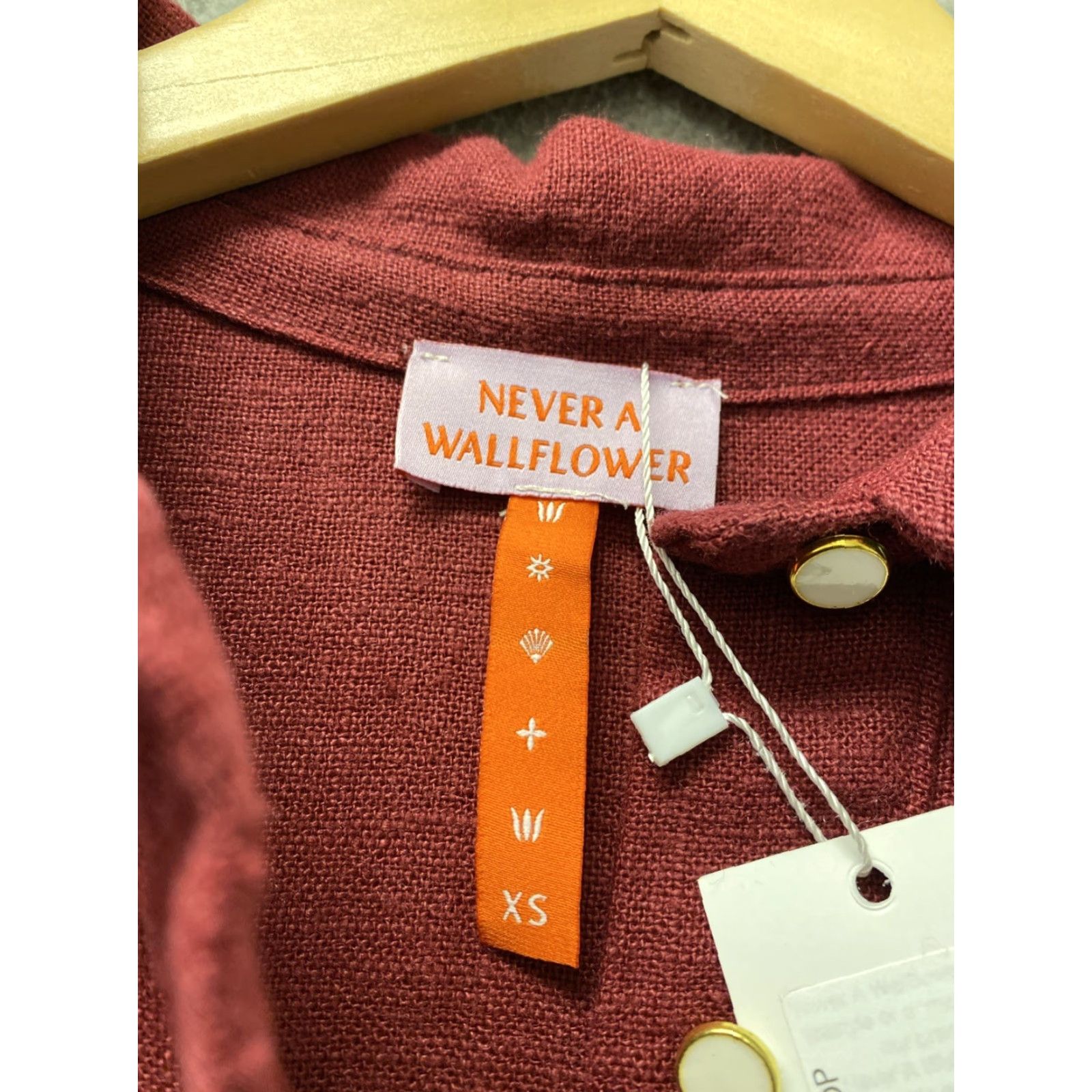Vintage Never A Wallflower Shirt Womens Burgundy XS Short Sleeve Cotton Silk Button Round Neck Modern City design 90s? Size XS / US 0-2 / IT 36-38 - 3 Thumbnail