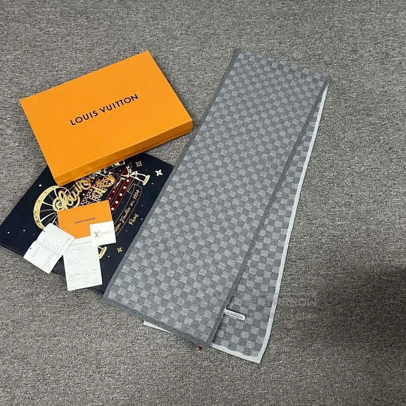 Louis Vuitton Louis Vuitton Checker Wool Scarf Size ONE SIZE - 2 Thumbnail
