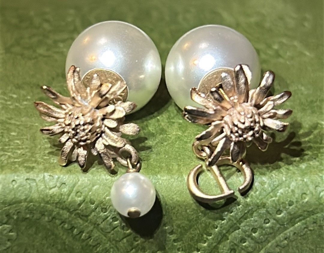 Dior DIOR TRIBALES Earrings Matte Pink-Finish Metal White Resin Size ONE SIZE - 5 Thumbnail