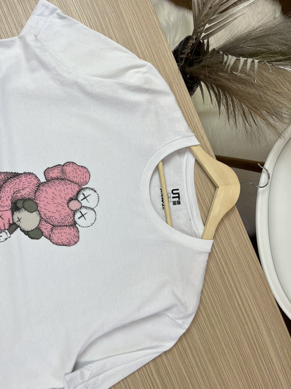Kaws × Uniqlo Uniqlo X Kaws UT Shirt Size US L / EU 52-54 / 3 - 3 Thumbnail