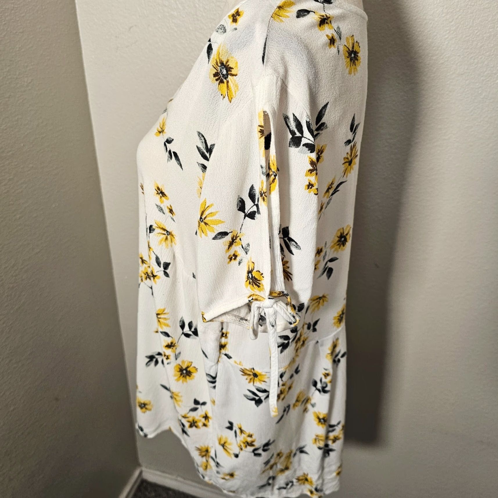 Torrid Torrid Blouse Shirt Women Plus Size 1 White Floral Sunflower Print Short Sleeve Scoop Neck Slit Accent Tie Casual Party/Cocktail Size XS / US 0-2 / IT 36-38 - 2 Thumbnail