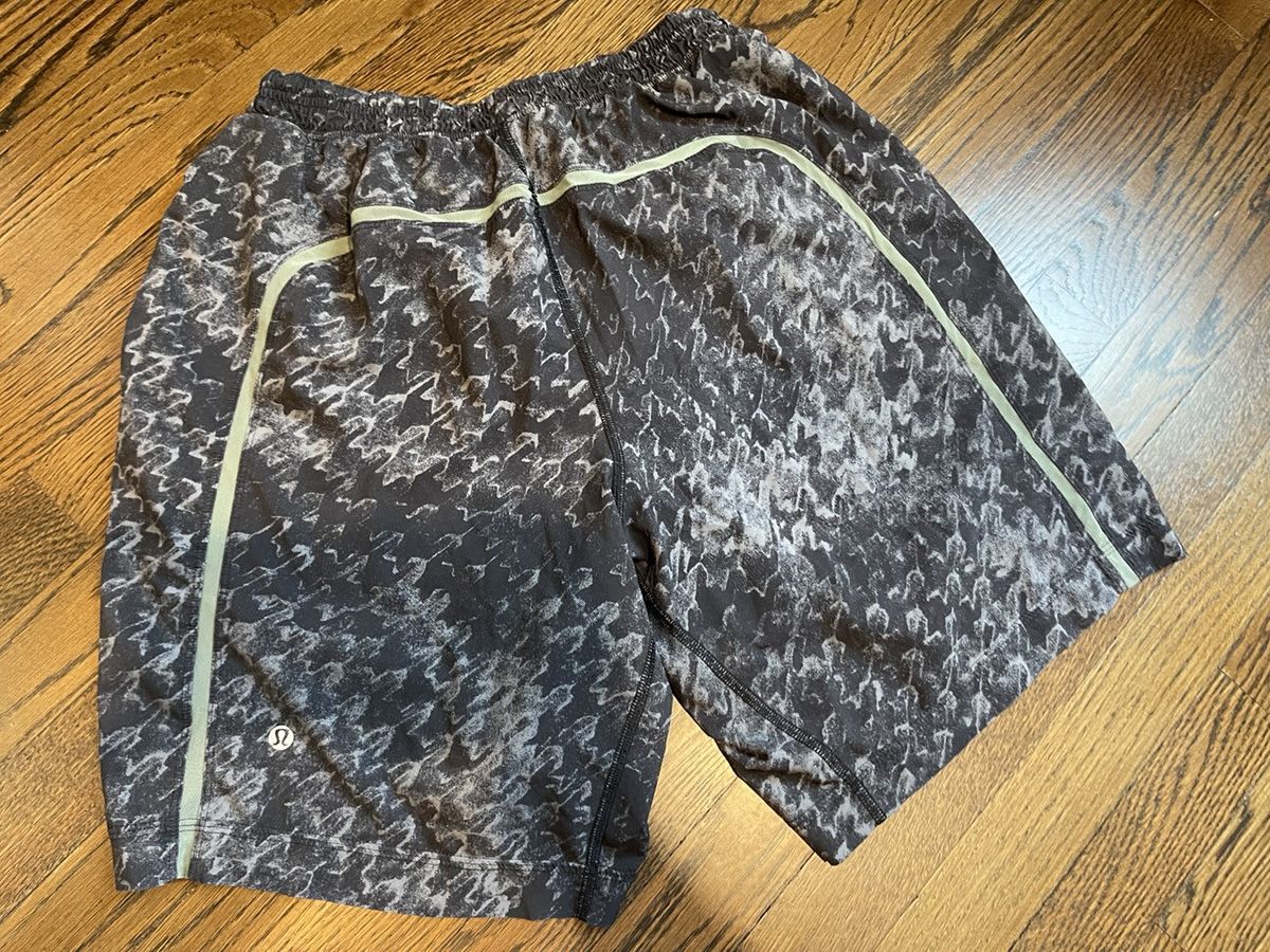Lululemon Lululemon lined camo print shorts size medium Size US 32 / EU 48 - 5 Thumbnail