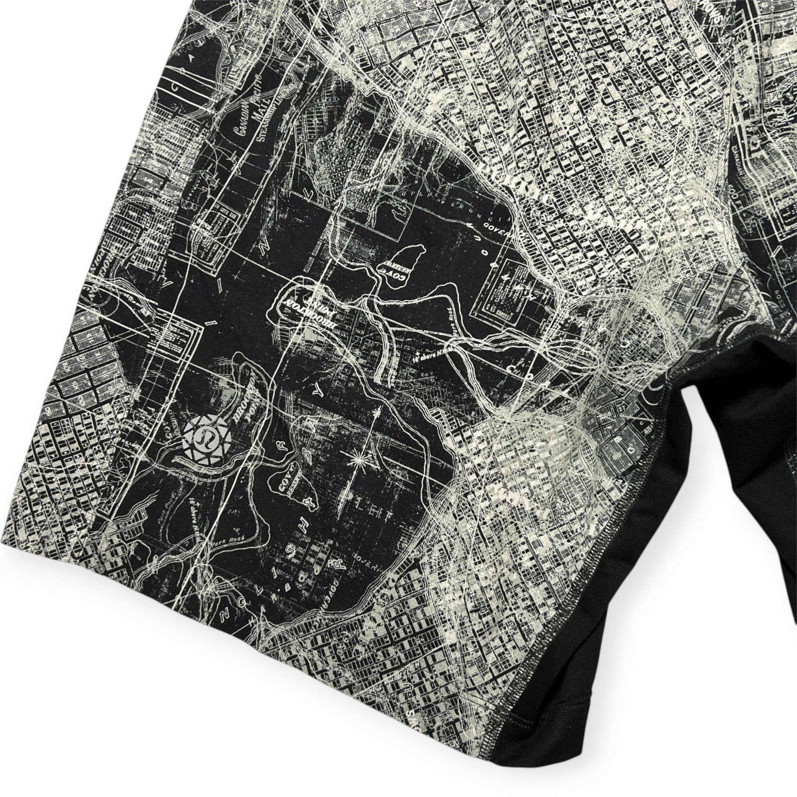 Lululemon Lululemon T.H.E. Short 9" SeaWheeze Black White Liner L Size US 31 - 10 Thumbnail