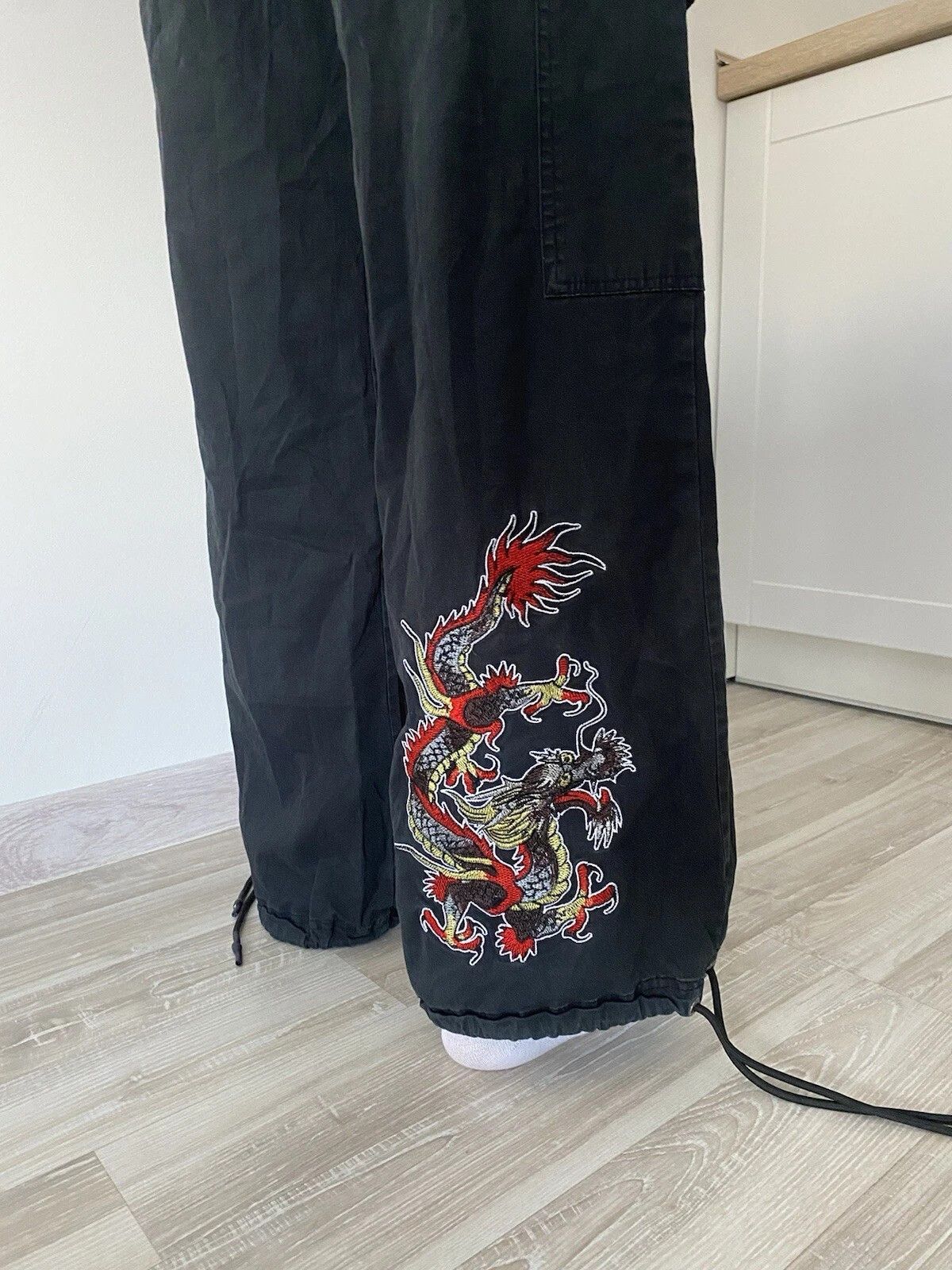 Ed Hardy Ed hardy x UO exclusive black cargo pants Sz L Women Size 30" / US 8 / IT 44 - 4 Thumbnail