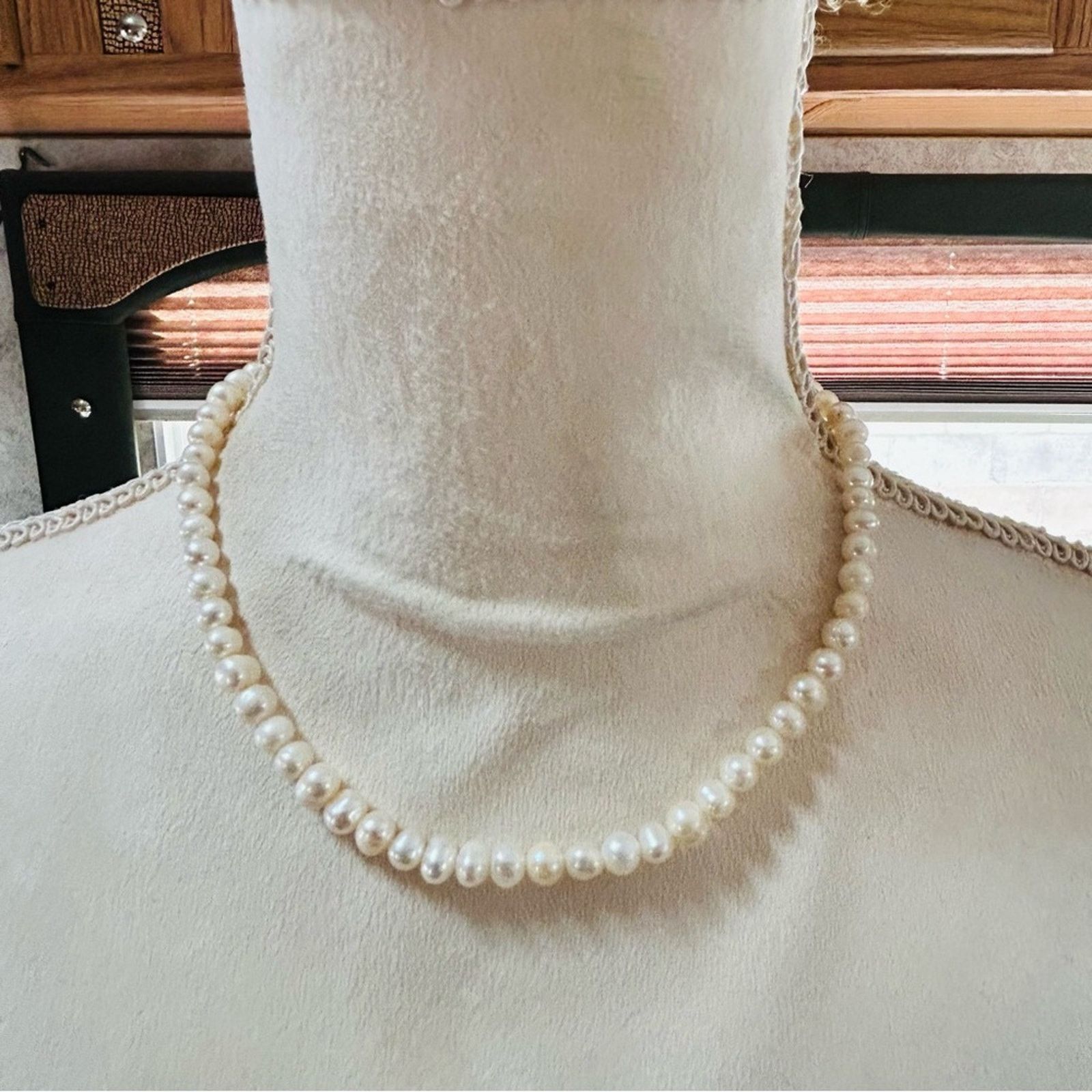 Handmade Handcrafted elegant classy white freshwater pearl necklace Size ONE SIZE - 4 Thumbnail