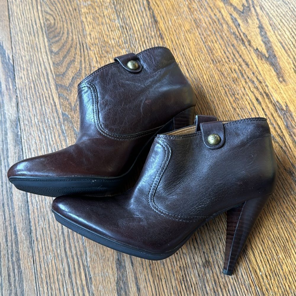 Coach Coach Aliza dark brown leather metal logo side tabs heeled Size US 7 / IT 37 - 5 Thumbnail
