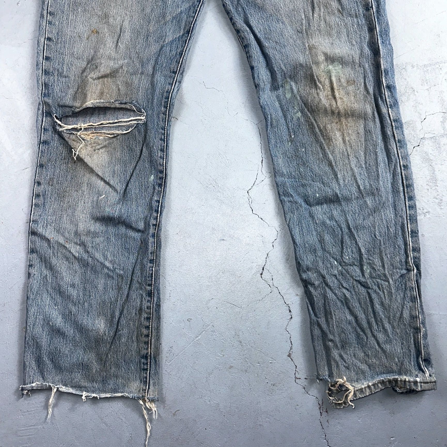 Levi's VINTAGE Levi's 501 Jeans Blue Light Wash 35x34 Straight Classic Denim 5-Pocket Mens 90s Regular Rise Mid Button Closure Size US 35 - 3 Thumbnail