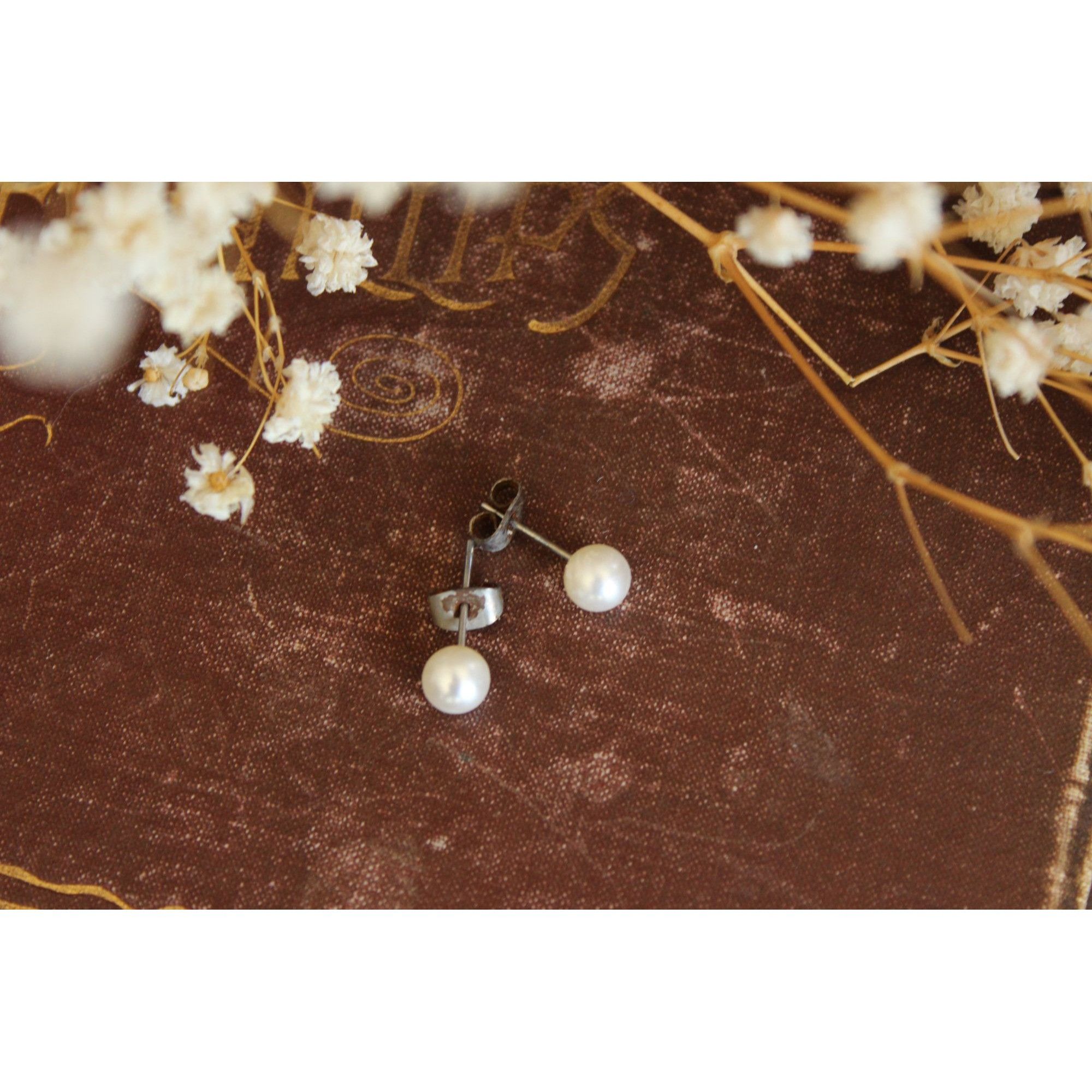 Vintage Vintage Earrings, White Faux Pearl Studs Size ONE SIZE - 1 Thumbnail