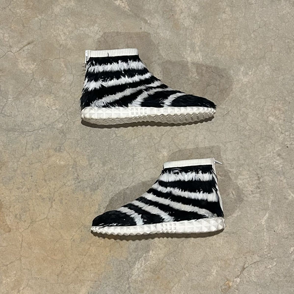 Designer × Valentino Valentino Garavani Feather Embellished Sneakers US 7.5 Size US 7.5 / EU 40-41 - 4 Thumbnail