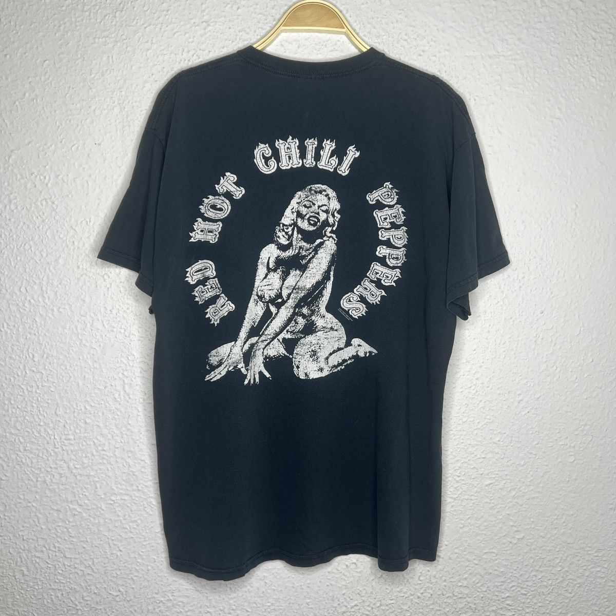 Band Tees Vintage Red Hot Chilli Peppers 2011 RHCP Distressed Tshirt Size US XL / EU 56 / 4 - 1 Thumbnail