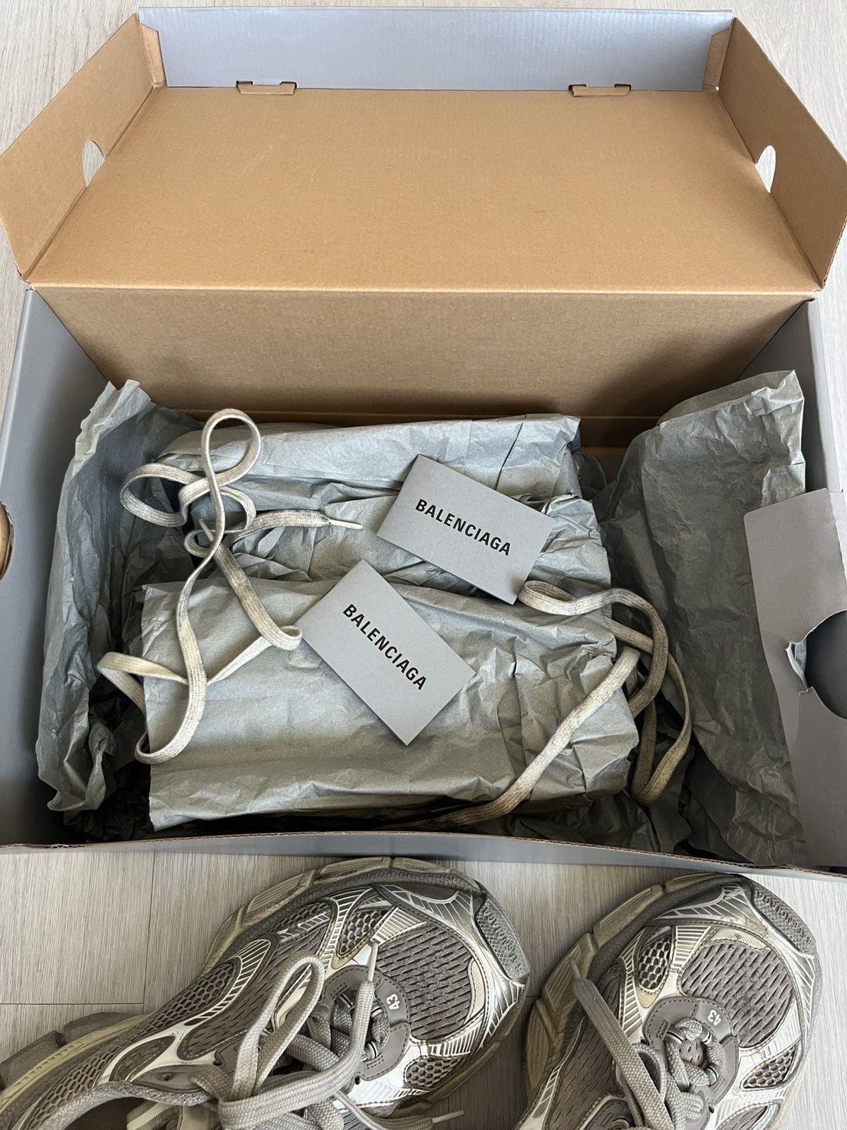 Balenciaga Balenciaga 3xl eggshell/grey mud Size US 10 / EU 43 - 9 Thumbnail