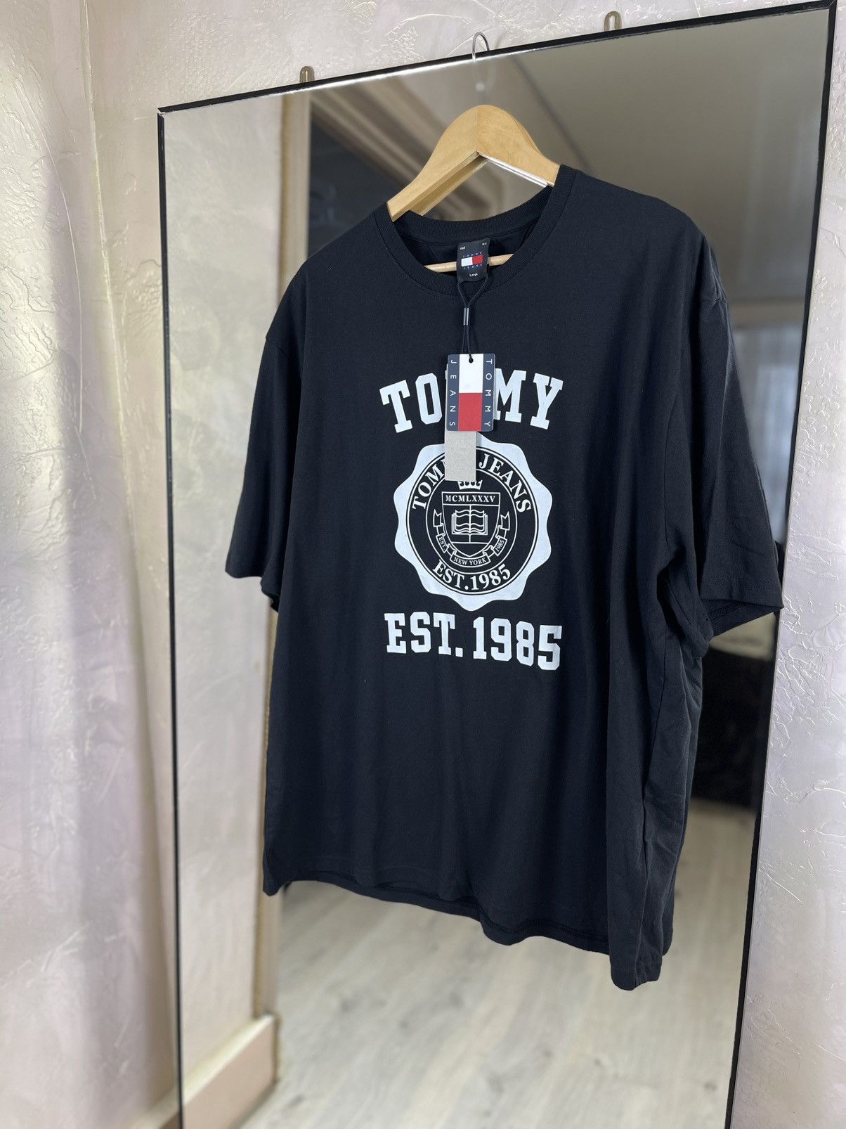 Tommy Hilfiger Tommy Jeans Heritage Varsity Crest Graphic Tee Black Size US L / EU 52-54 / 3 - 1 Thumbnail