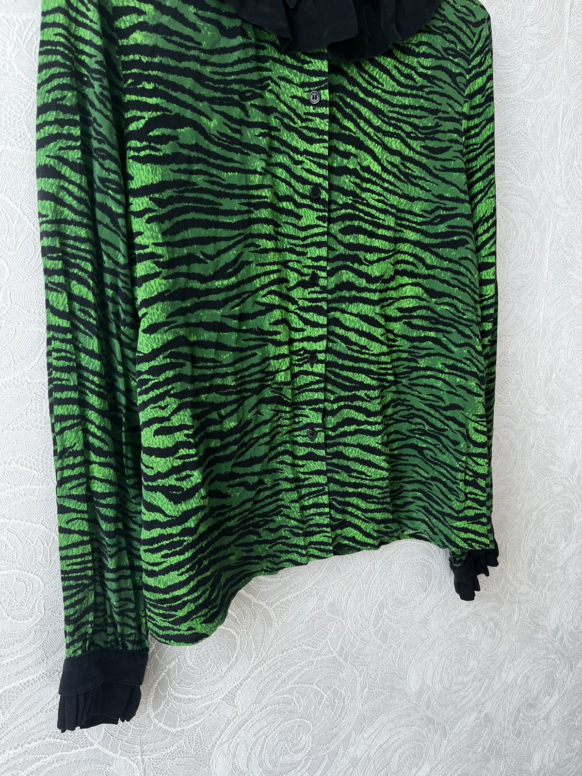 H&M × Kenzo Kenzo H&M Green Silk Tiger Print Beaded Button Blouse Ruffle Size S / US 4 / IT 40 - 3 Thumbnail