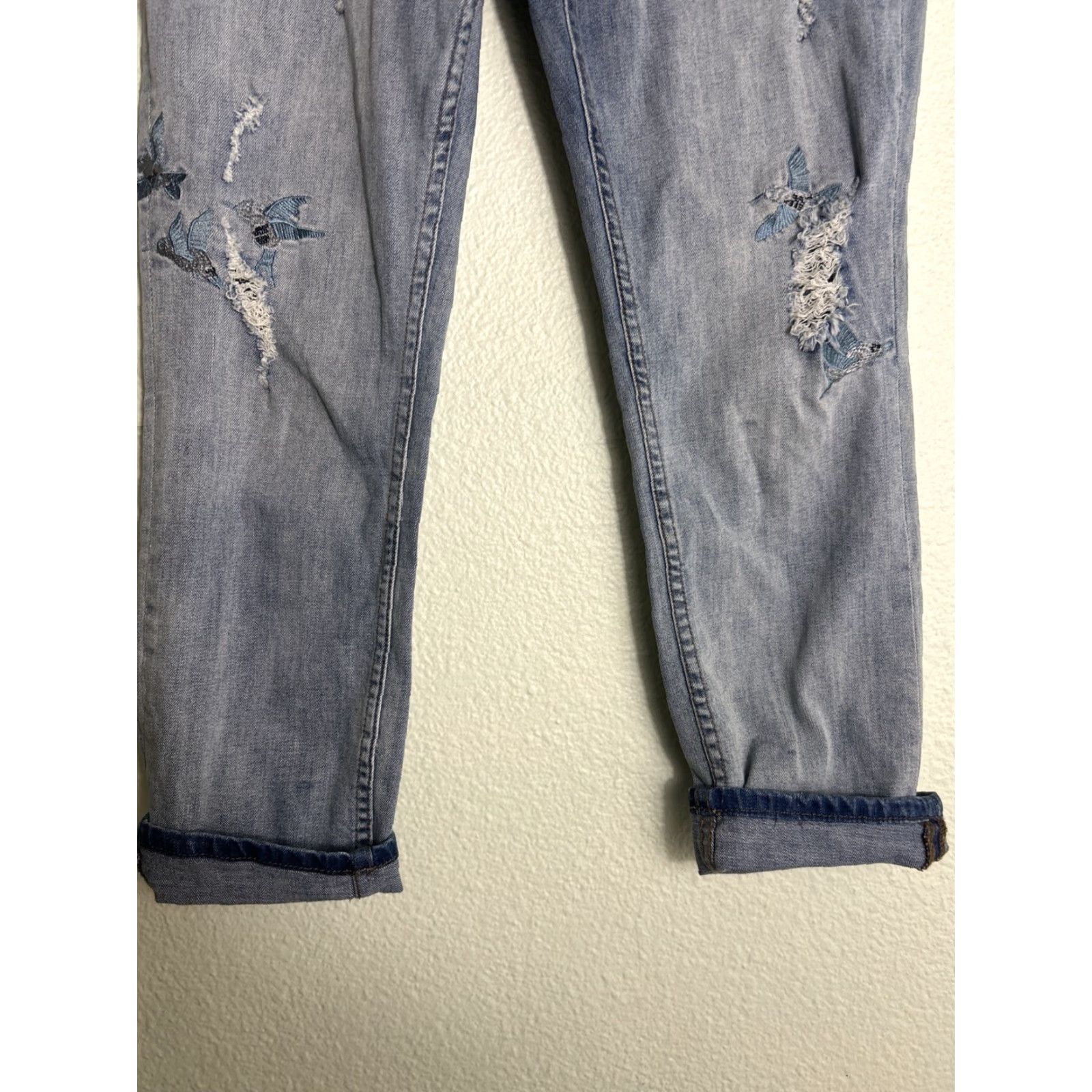 Saks Fifth Avenue VINTAGE Saks Fifth Avenue Mattie Crop Jeans Distressed Hummingbirds 29x25 Women Blue Cropped Relaxed Regular Size 29 Blue Size 29" - 2 Thumbnail