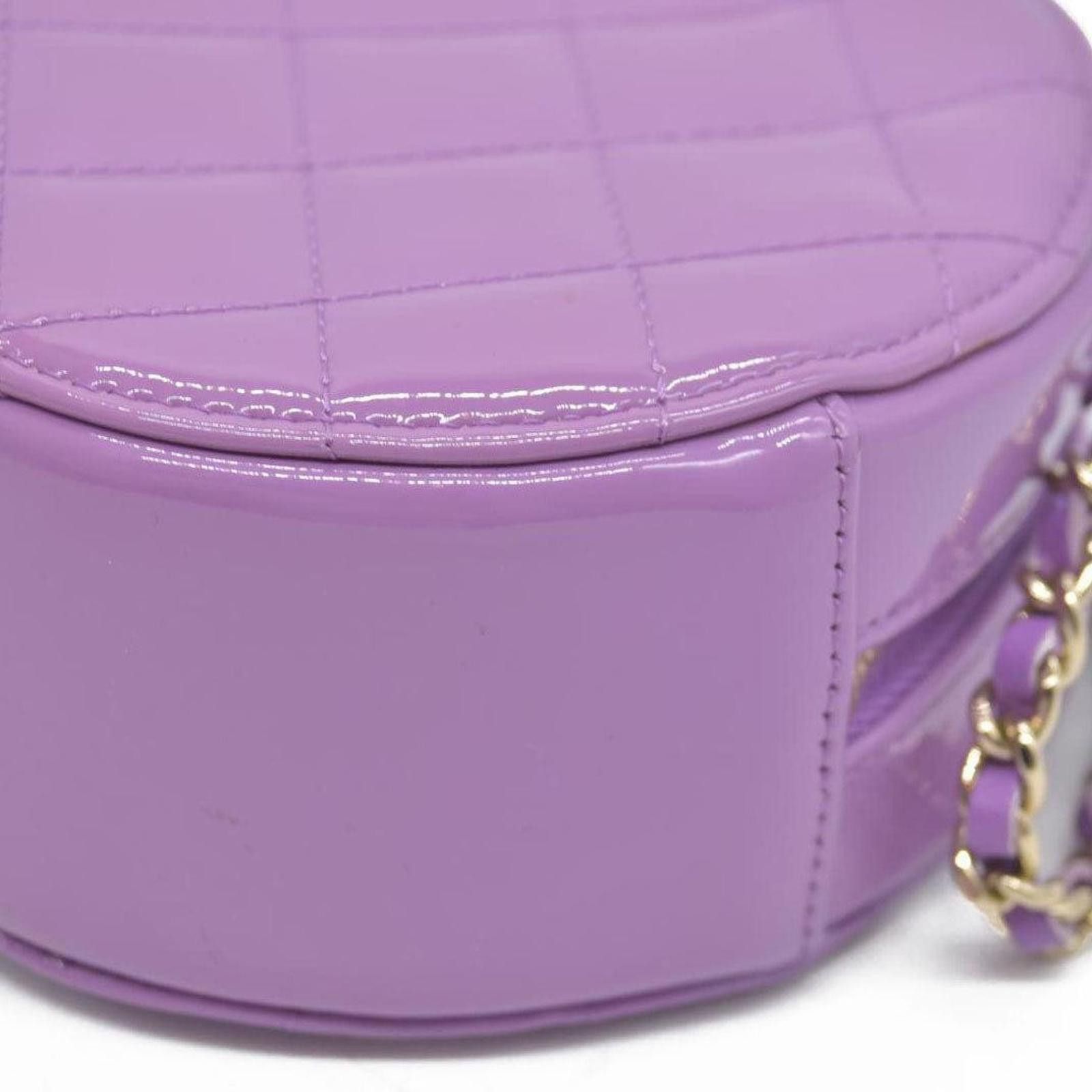 $2940 Chanel Patent Quilted Round Clutch with Chain