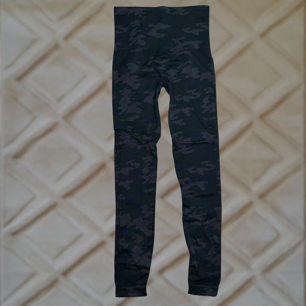 Spanx Spanx Camo Seamless Leggings High Waisted Tummy Control Athleisure Black Legging Size 28" / US 6 / IT 42 - 1 Thumbnail
