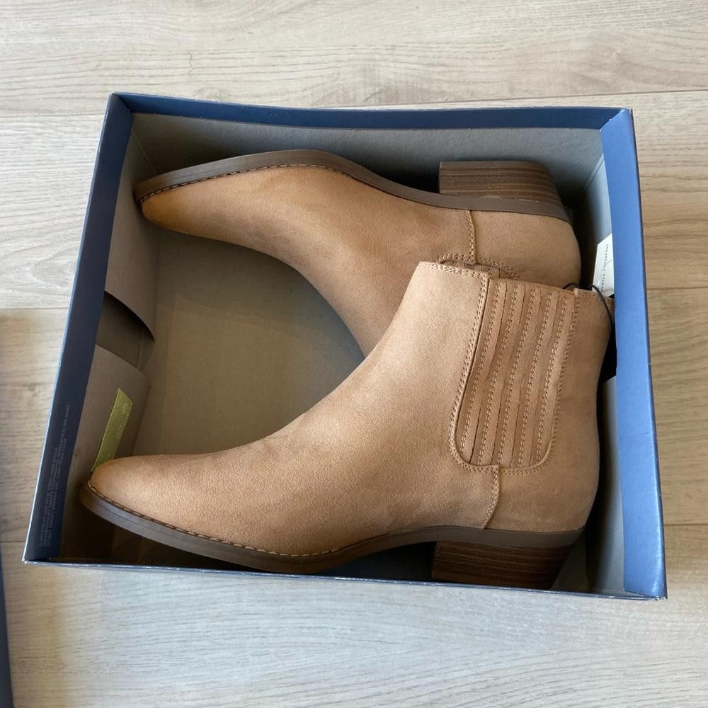 Designer Stylish Tan Suede Ankle Boots with Block Heel Size US 9.5 / IT 39.5 - 1 Thumbnail