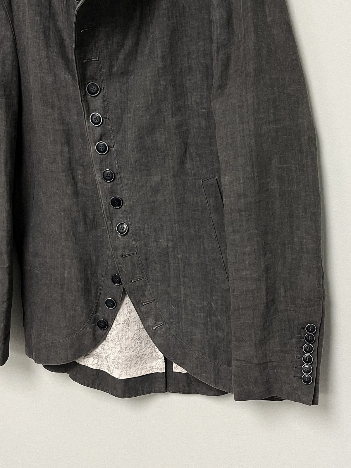 Multibutton cutaway jacket. 48