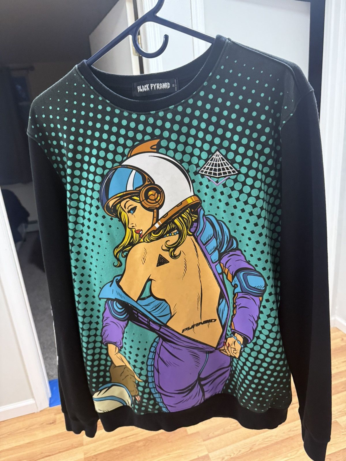 Black Pyramid Black Pyramid Astronaut Girl Pop Art Sweatshirt – Size M Size US M / EU 48-50 / 2 - 1 Thumbnail
