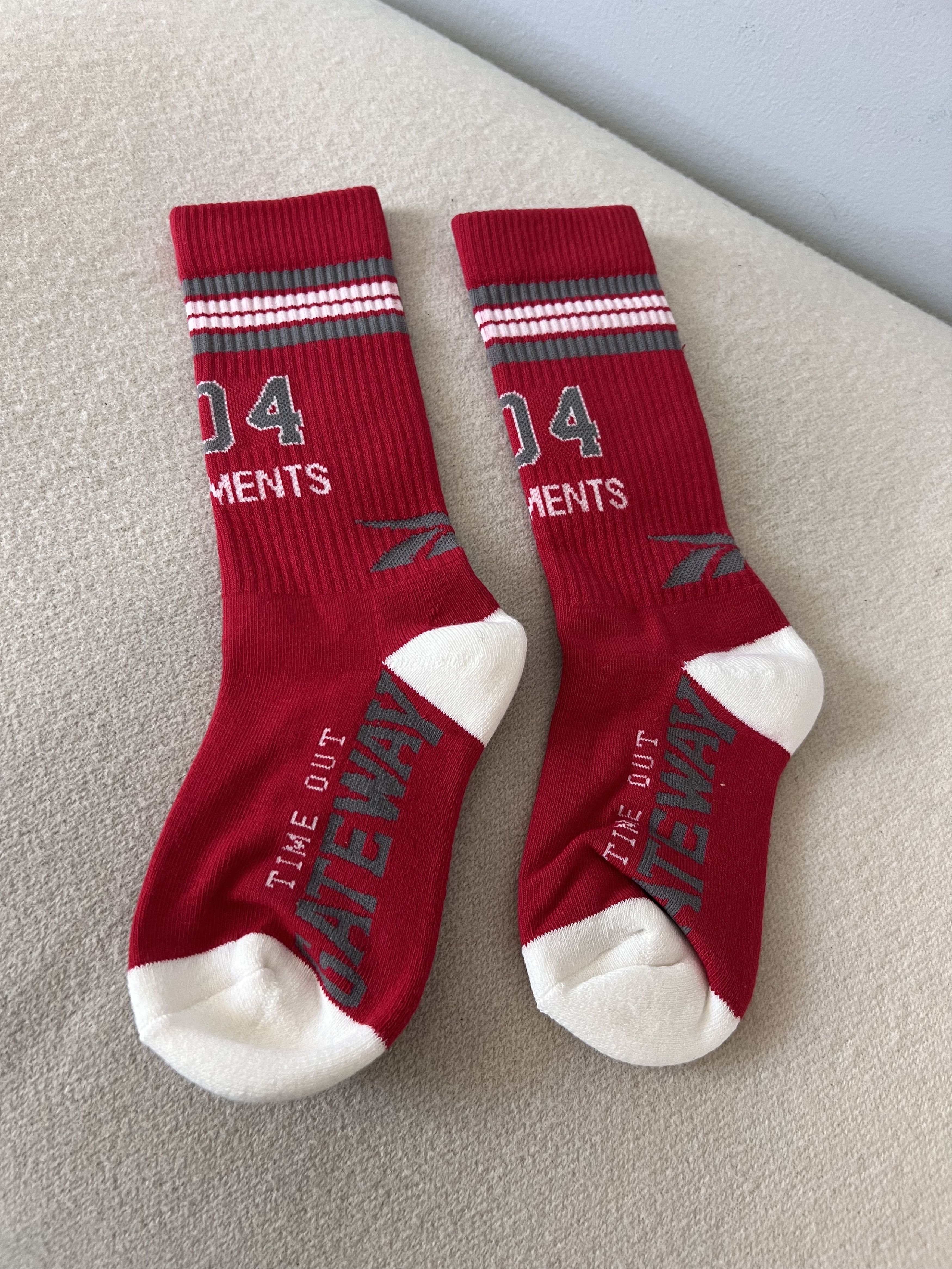Reebok × Vetements VETEMENTS Reebok 504 Gateway Timeout Socks in Red Size ONE SIZE - 2 Thumbnail