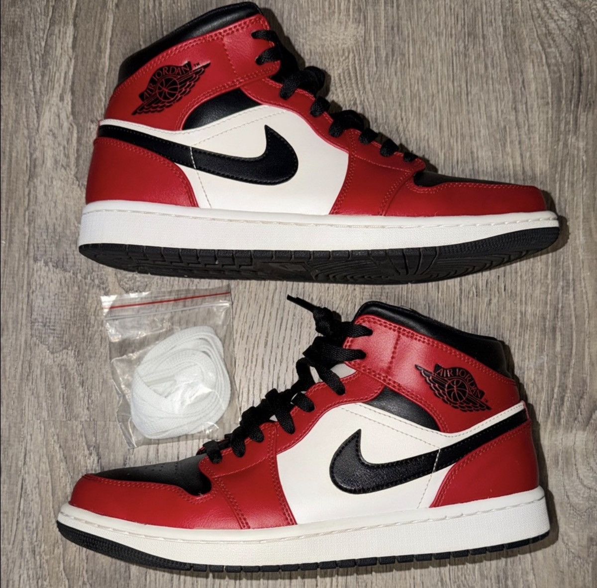 Jordan Brand Air Jordan 1 Mid ‘Chicago Black Toe’ Size US 9.5 / EU 42-43 - 6 Thumbnail